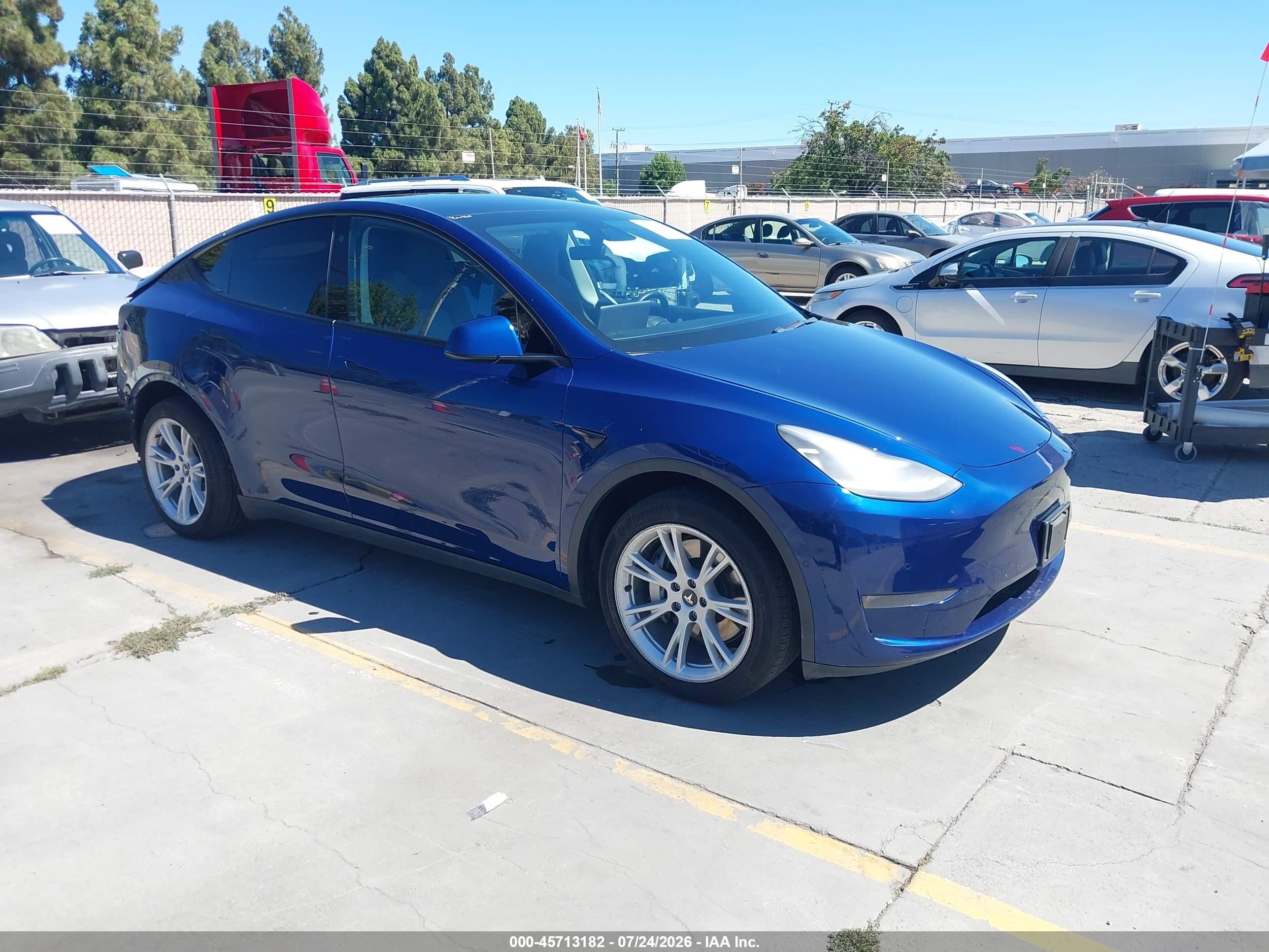 2020 Tesla Model Y Long Range, VIN 5YJYGDEE5LF015156 — Rear end