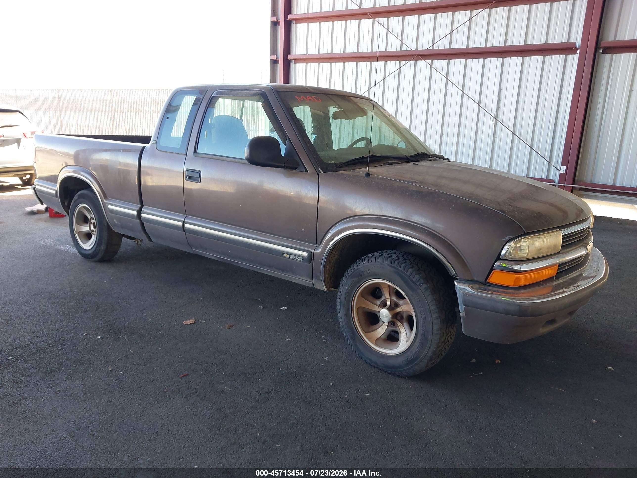 1998 Chevrolet S-10 LS, VIN 1GCCS1942WK238660 — Normal wear