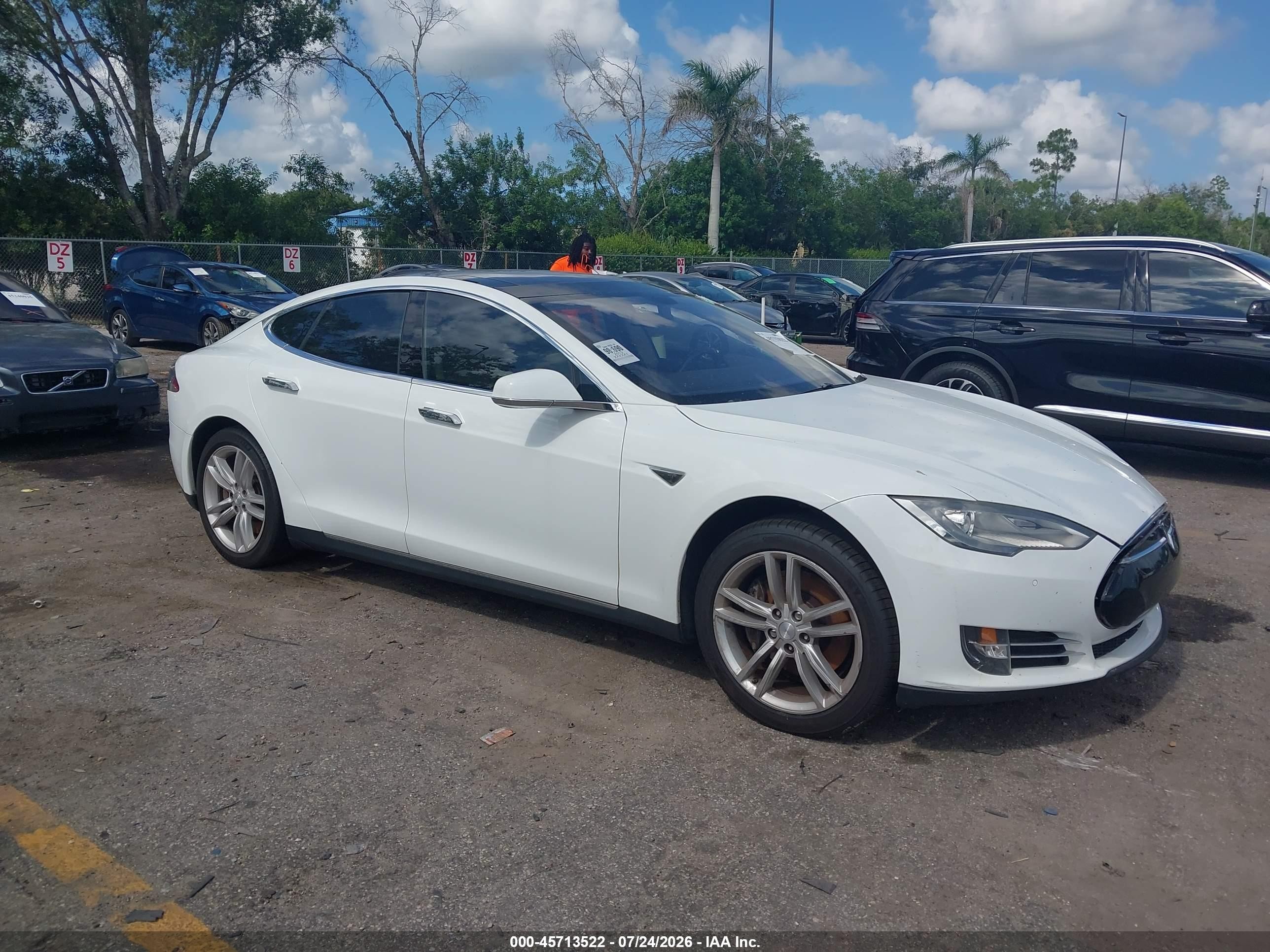 2013 Tesla Model S, VIN 5YJSA1CN8DFP26392 — Normal wear