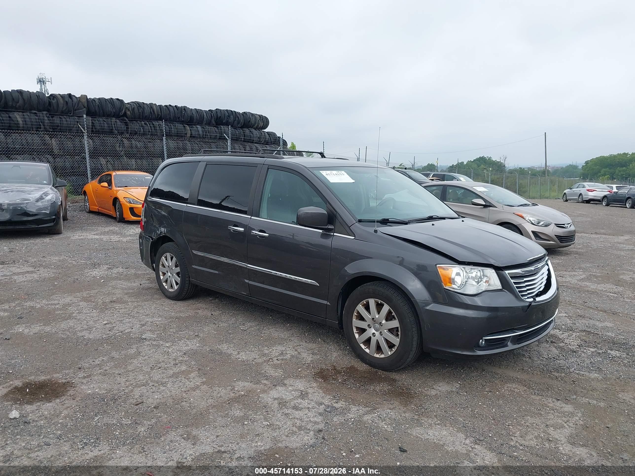 2015 Chrysler Town & Country Touring, VIN 2C4RC1BG9FR628636 — Фото с аукциона 1 of 18