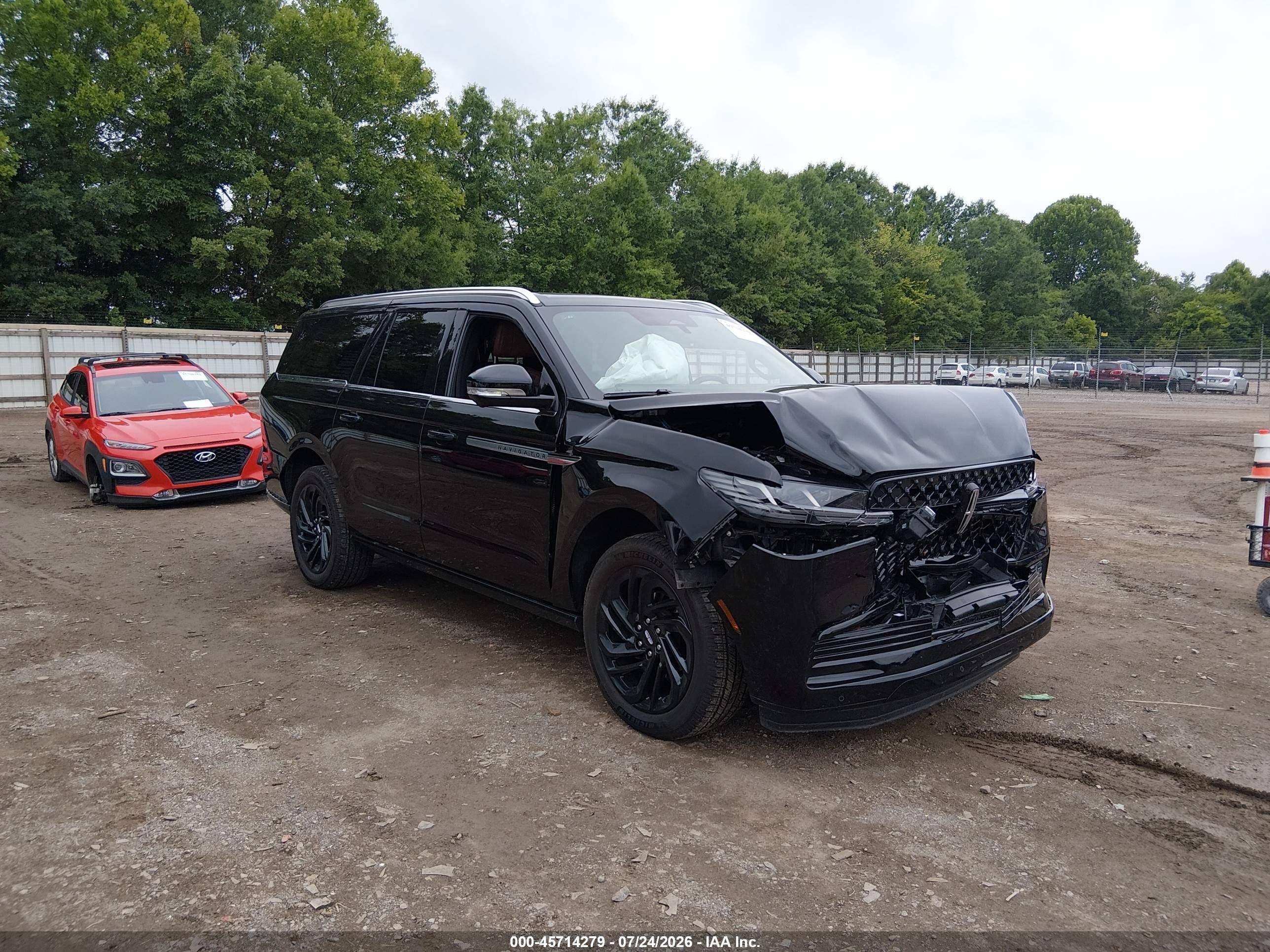 2025 Lincoln Navigator Reserve, VIN 5LMJJ3LG9SEL20704 — Front end