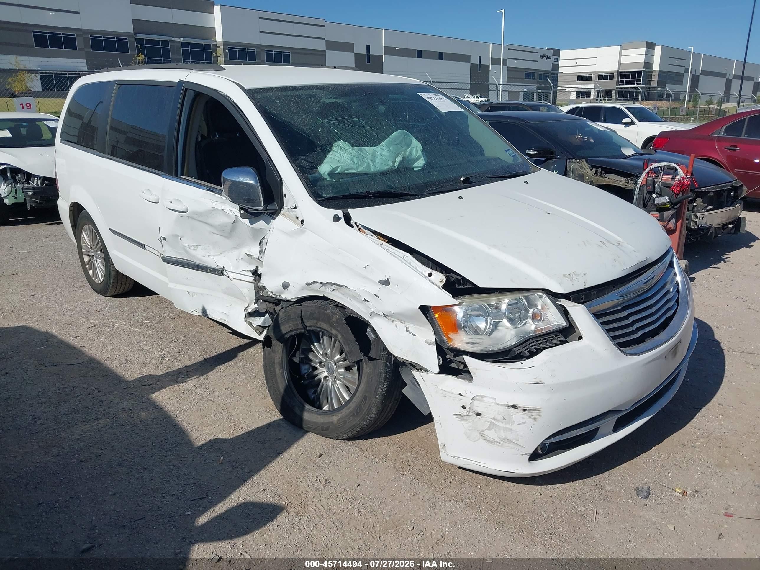 2015 Chrysler Town & Country Touring L, VIN 2C4RC1CG8FR619988 — Бок