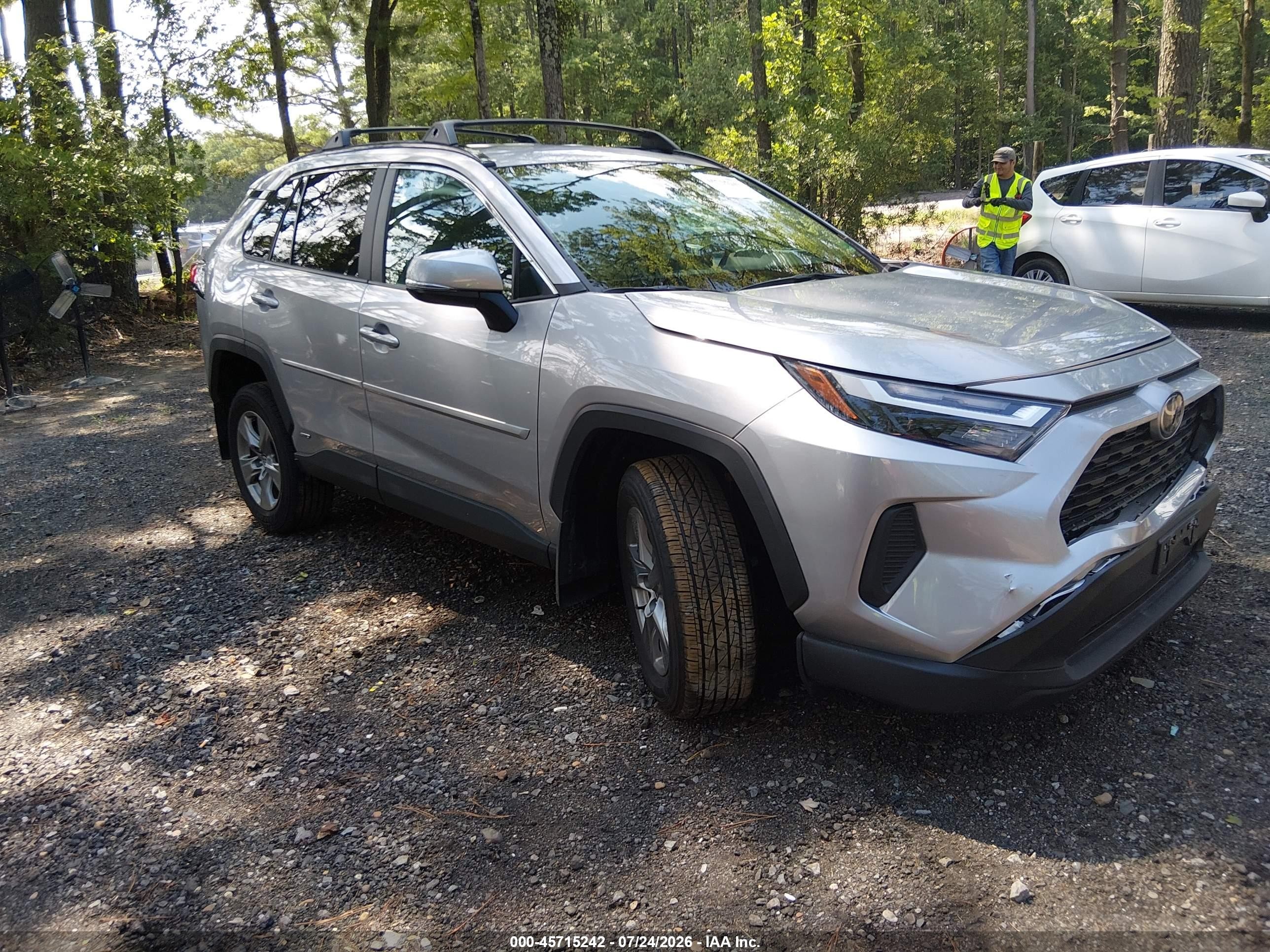 2025 Toyota RAV4 Hybrid XLE, VIN 4T3RWRFV9SU187833 — Front end
