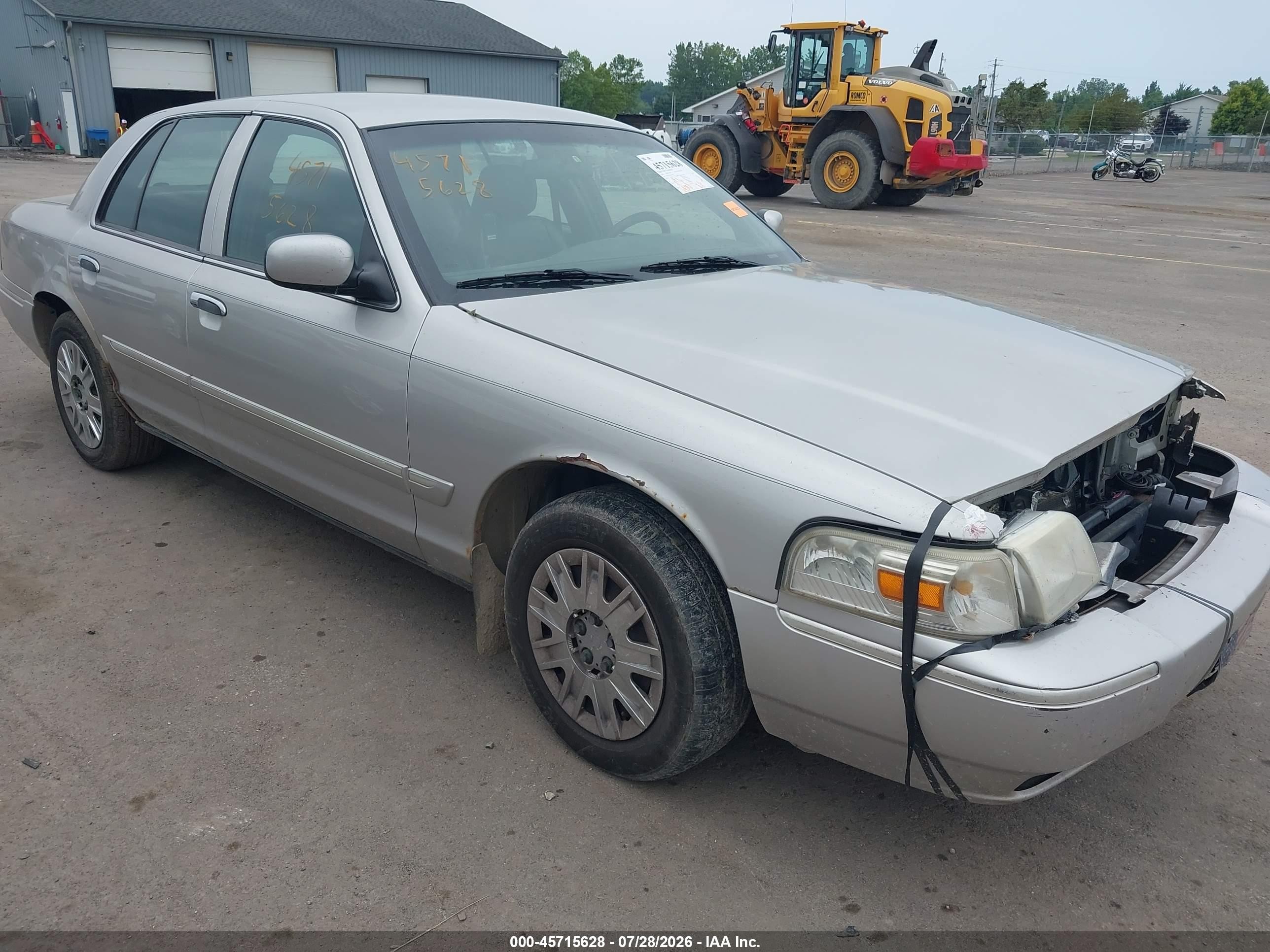 2006 Mercury Grand Marquis GS, VIN 2MEFM74WX6X613029 — Front end