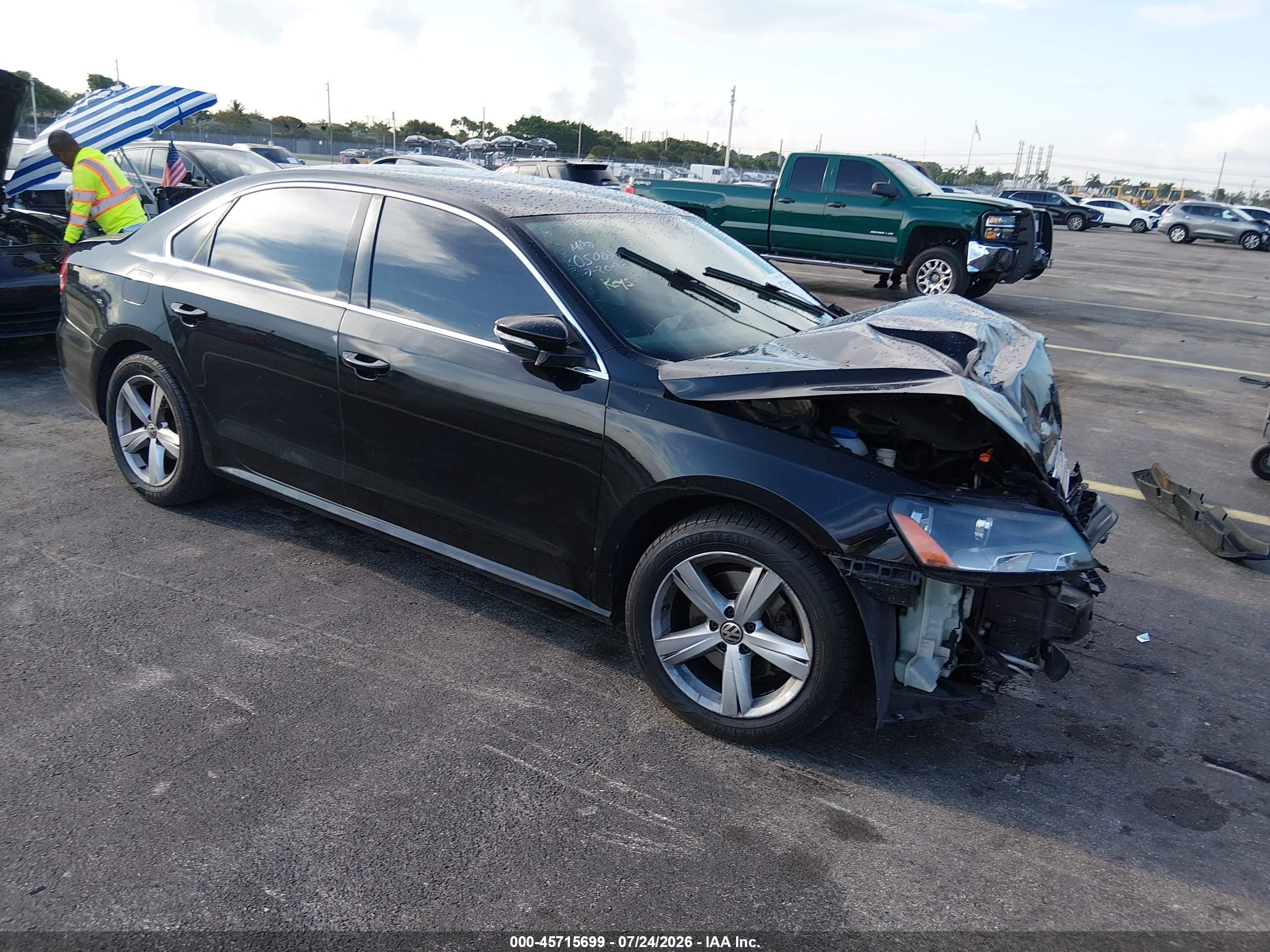 2012 Volkswagen Passat SE, VIN 1VWBH7A31CC050070 — Перед