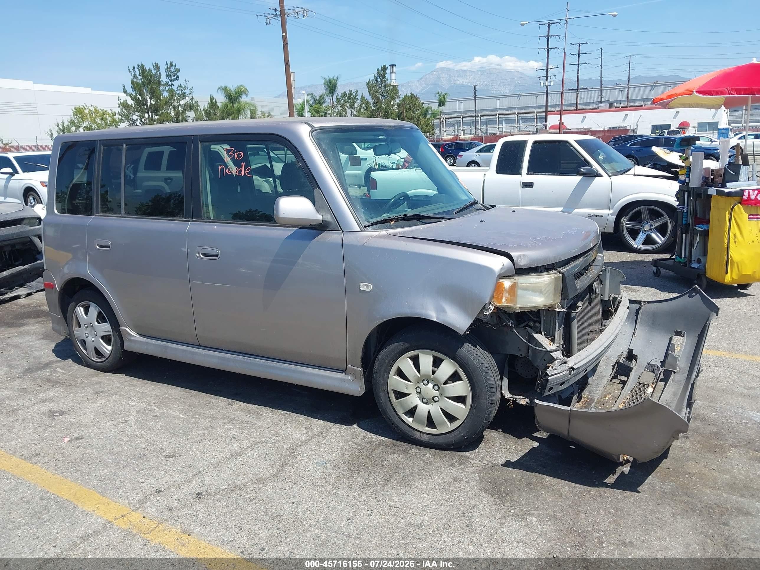 2005 Scion xB, VIN JTLKT334454007196 — Front end