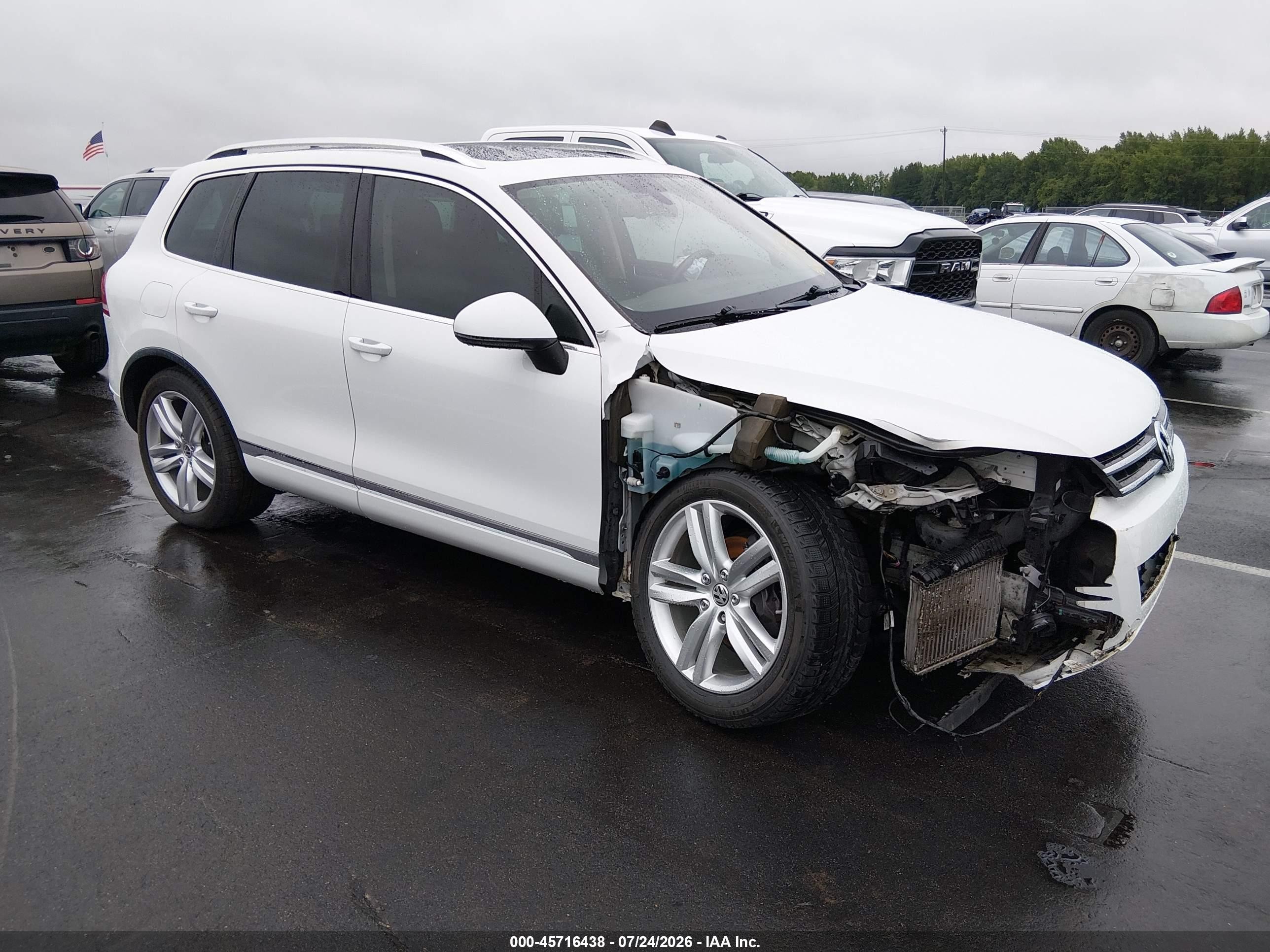 2014 Volkswagen Touareg Sport, VIN WVGEP9BP2ED012386 — Normal wear