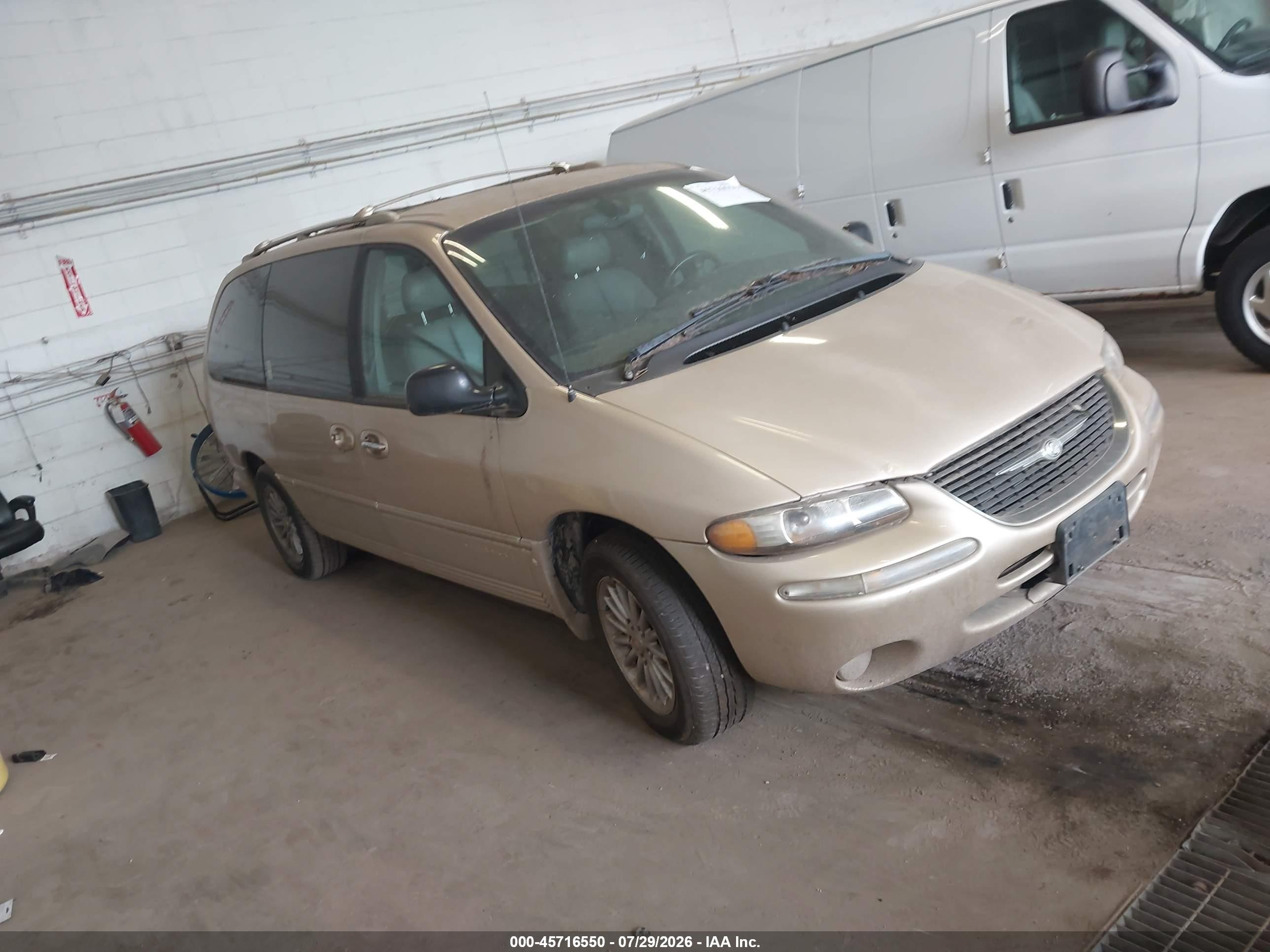 2000 Chrysler Town & Country Limited, VIN 1C4GP64L6YB513688 — Side