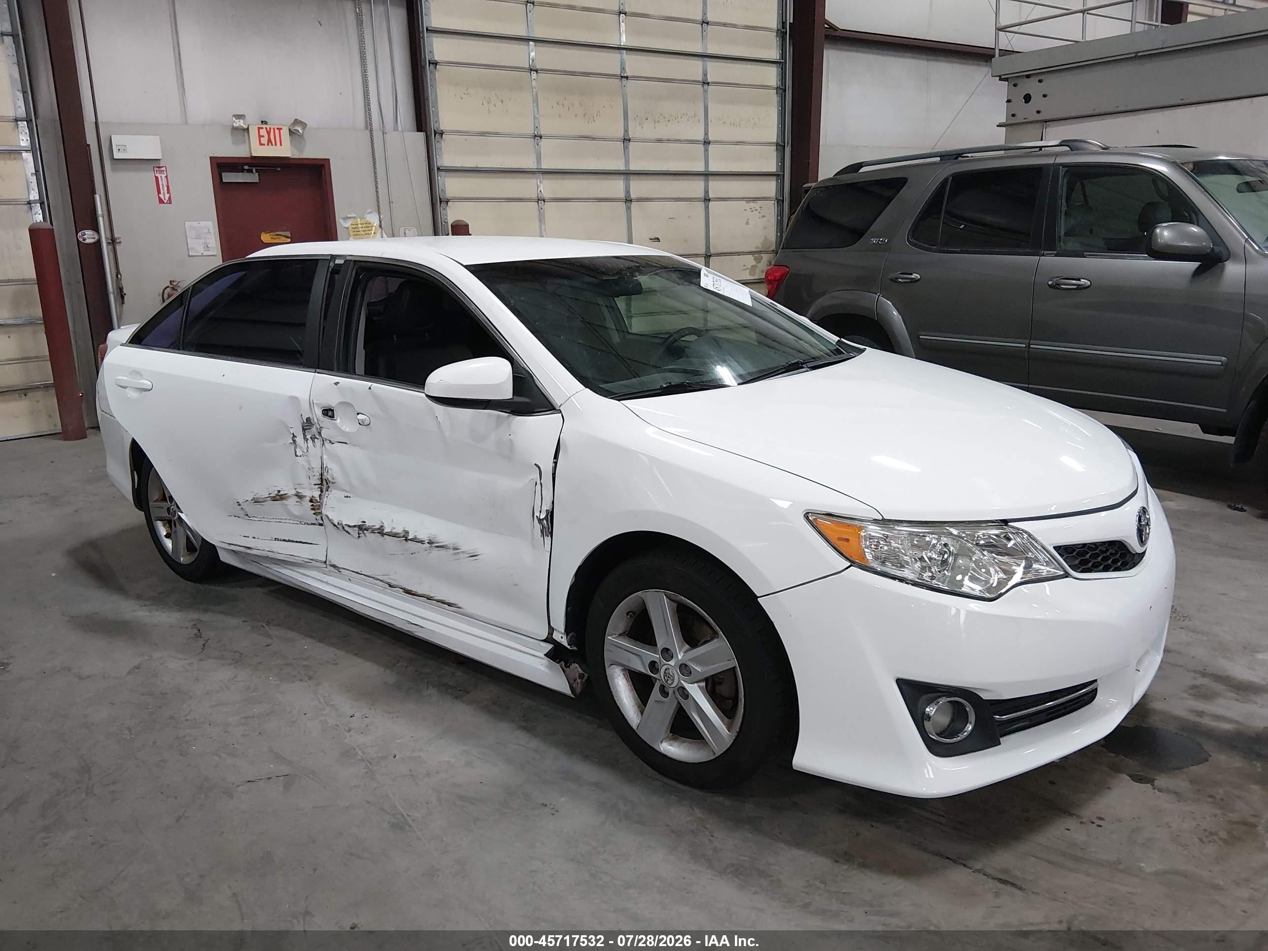 2013 Toyota Camry SE, VIN 4T1BF1FK0DU217449 — Бок