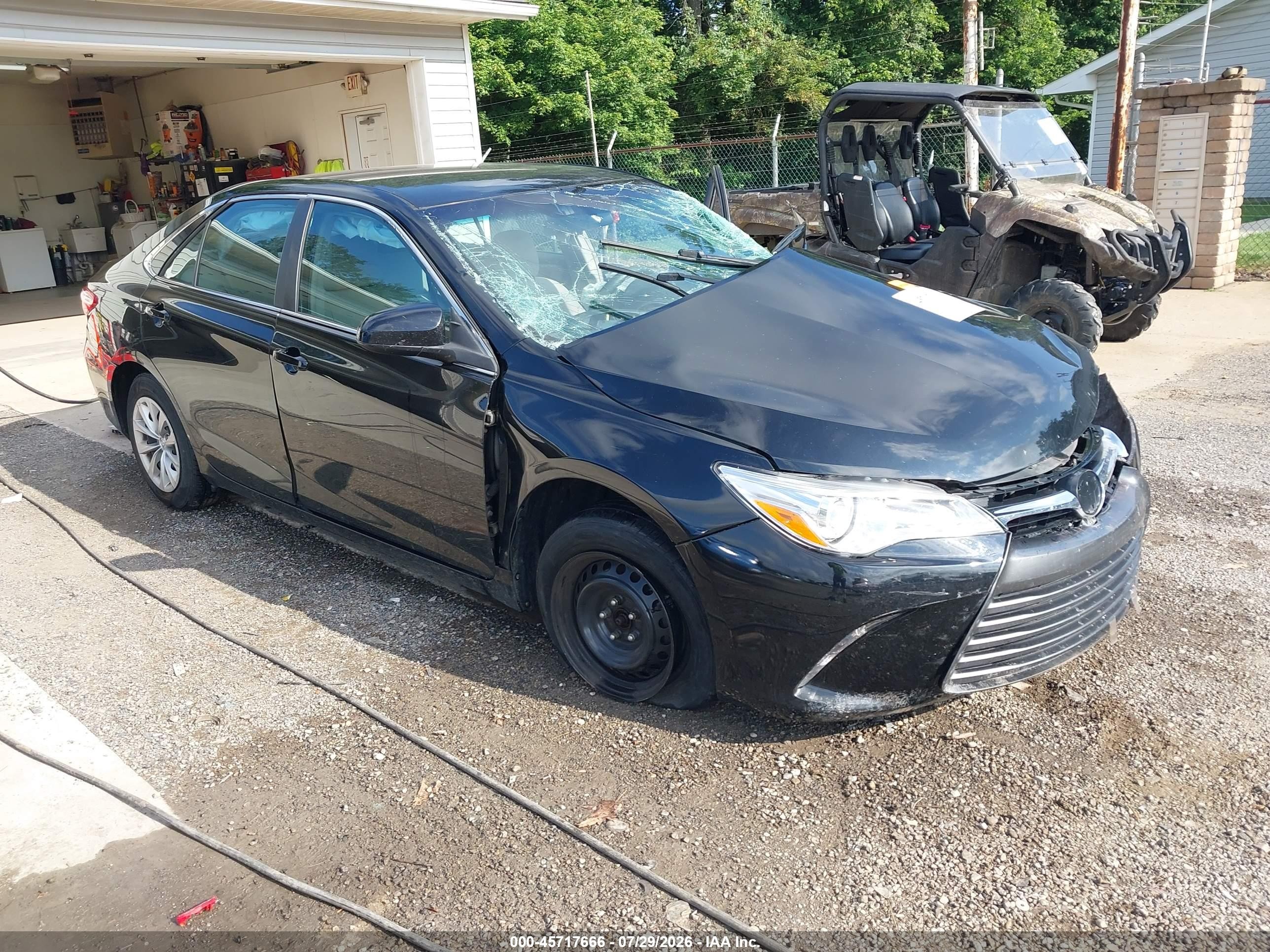 2015 Toyota Camry LE, VIN 4T4BF1FK2FR481197 — Бок
