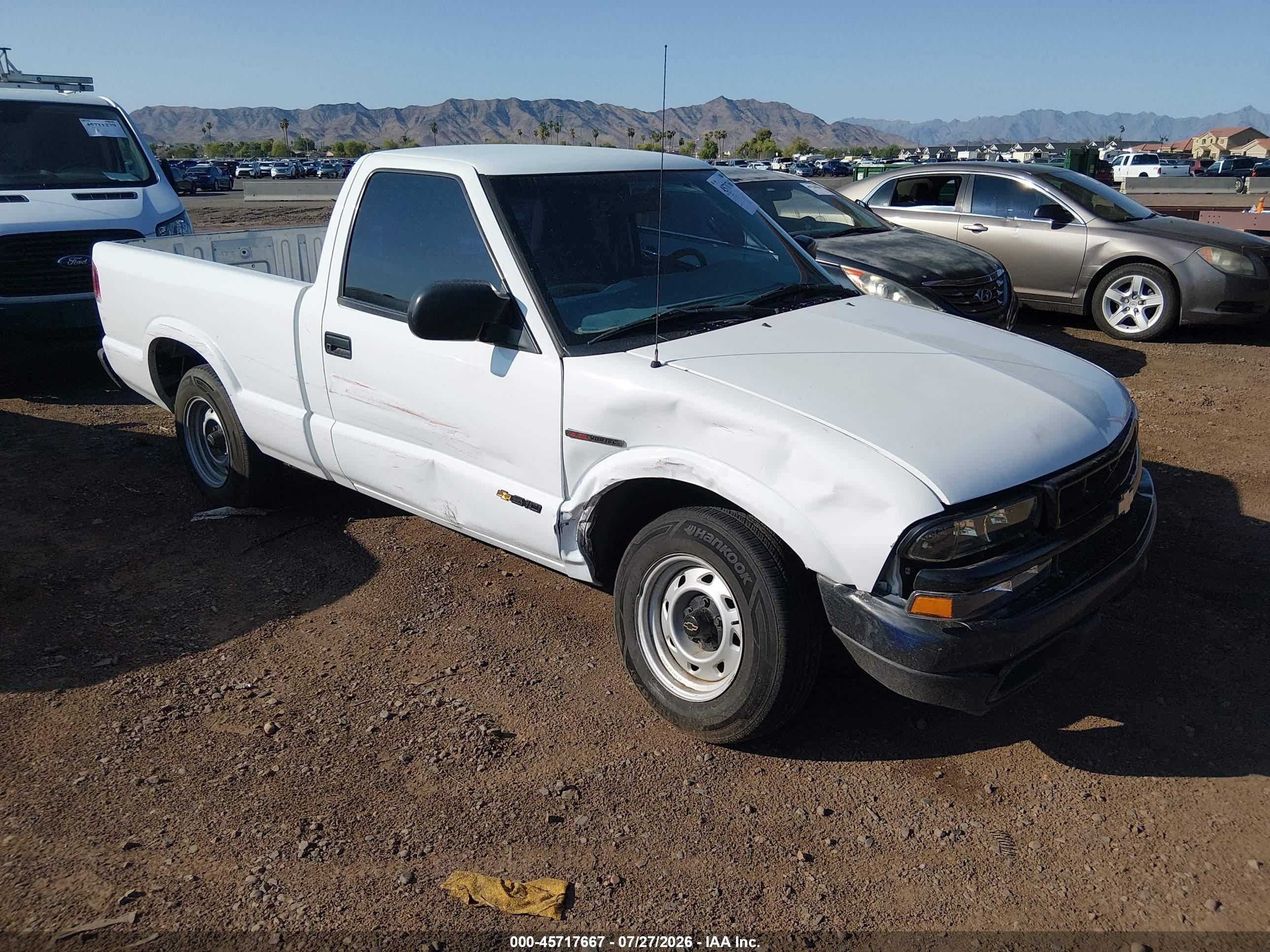2003 Chevrolet S-10 LS, VIN 1GCCS14XX38223026 — Front end
