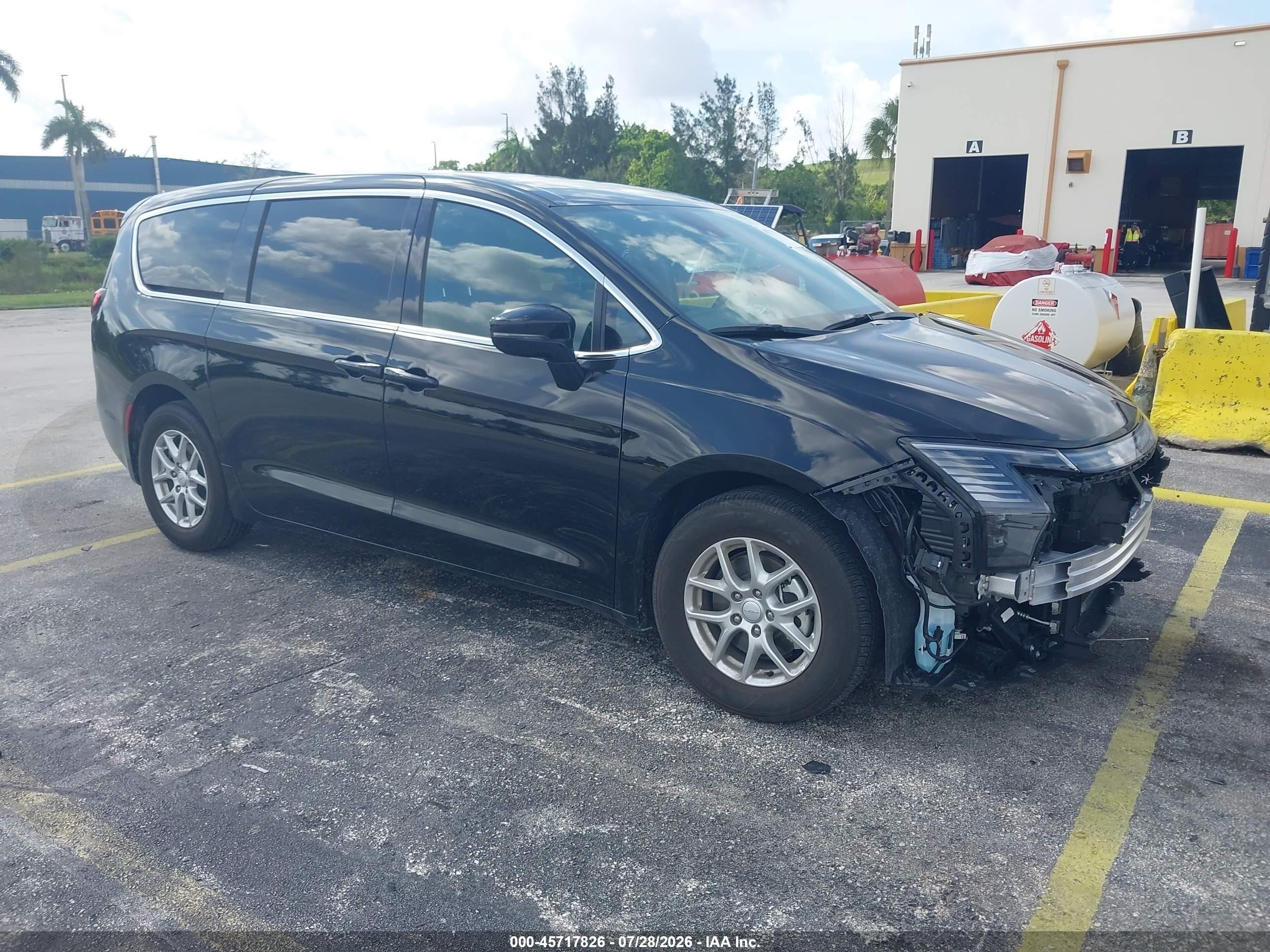 2027 Chrysler Pacifica Select, VIN 2C4RC1BG8VR559758 — Side