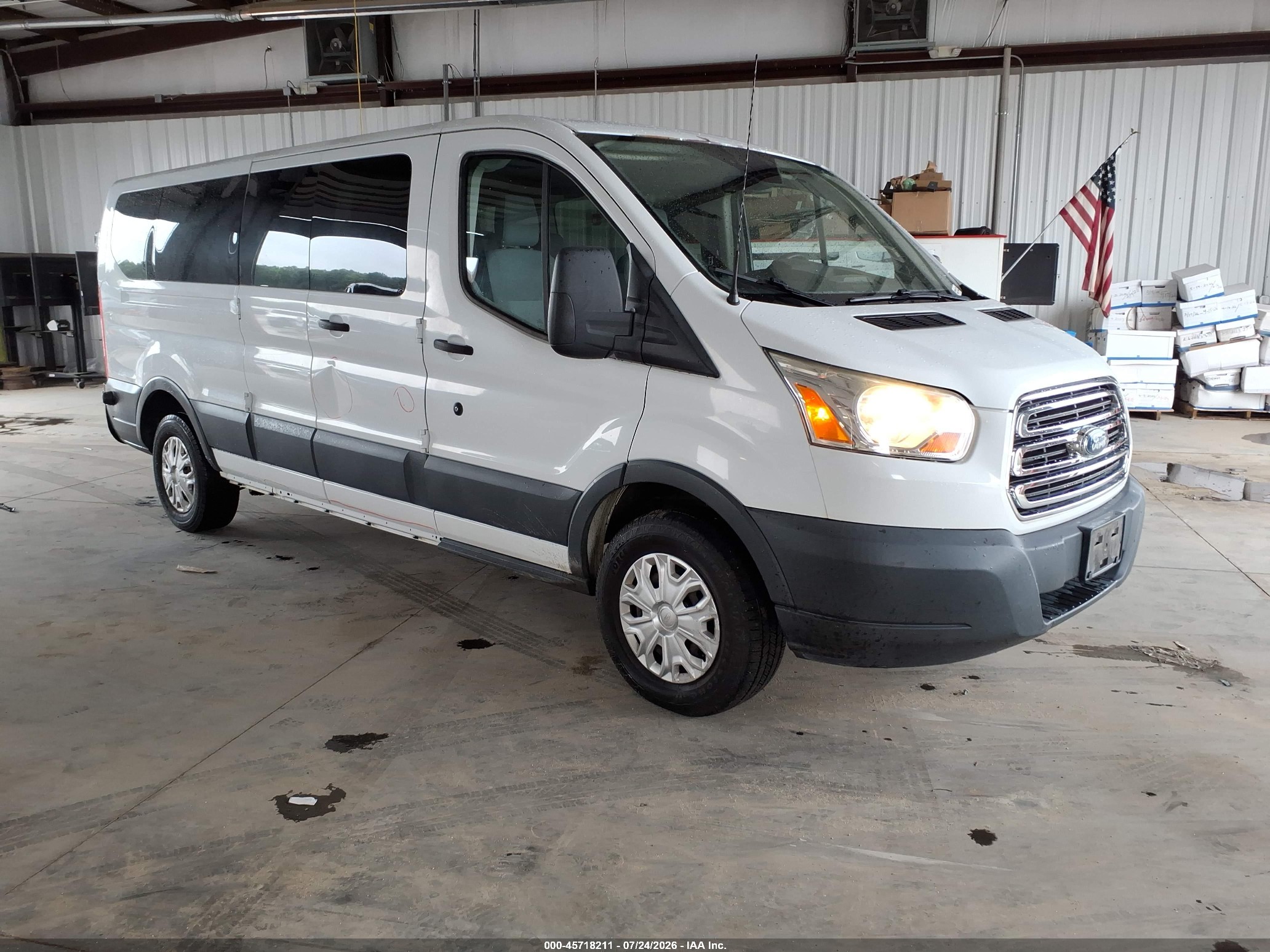 2015 Ford Transit XLT, VIN 1FBZX2ZM1FKB01716 — Бок