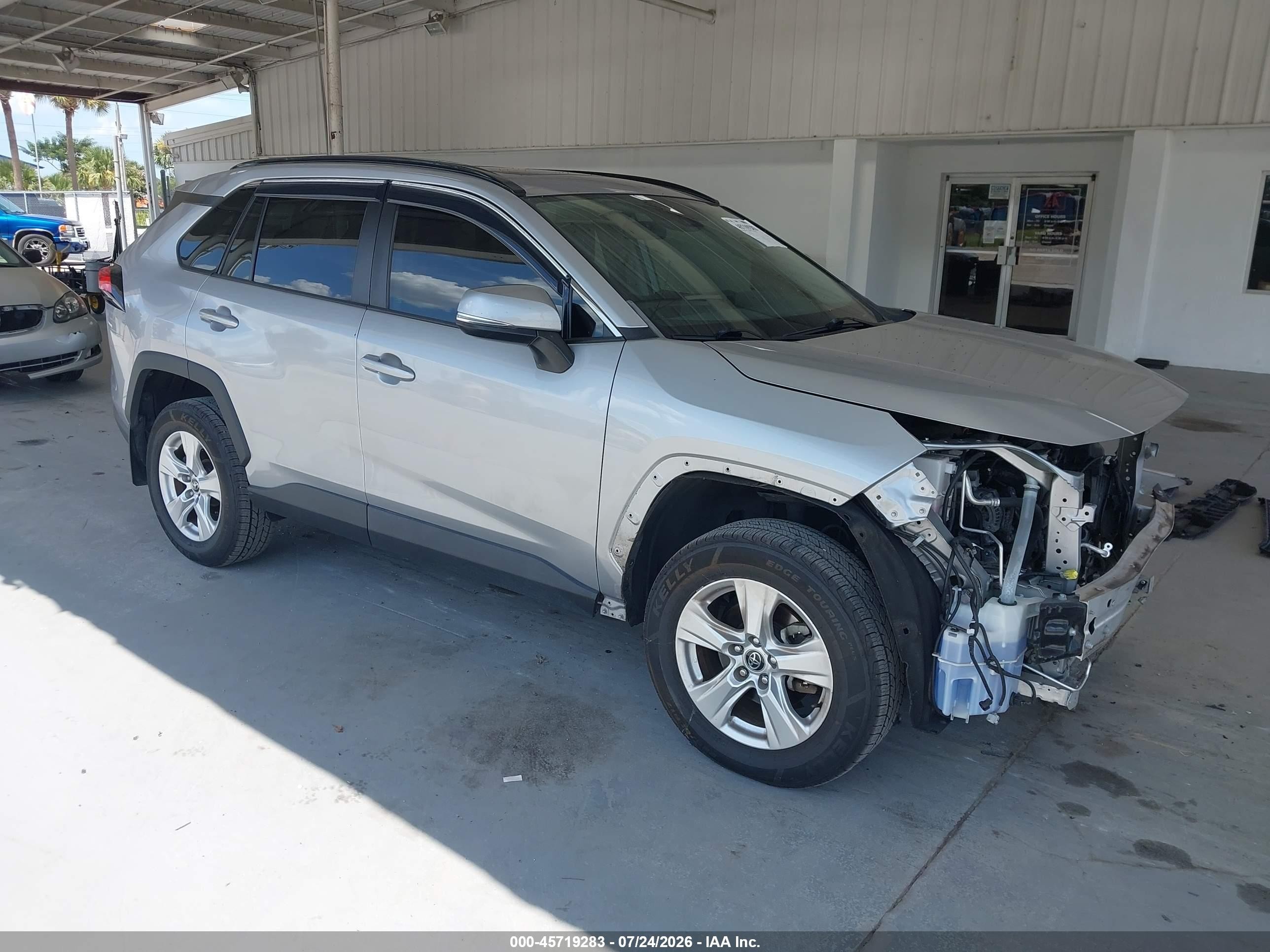 2020 Toyota RAV4 XLE, VIN 2T3W1RFV7LW090472 — Front end