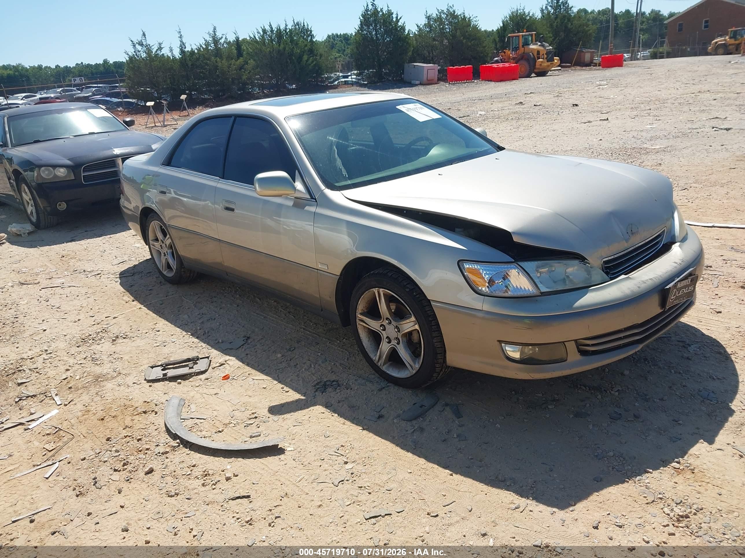 2000 Lexus ES 300, VIN JT8BF28G4Y0272663 — Front end