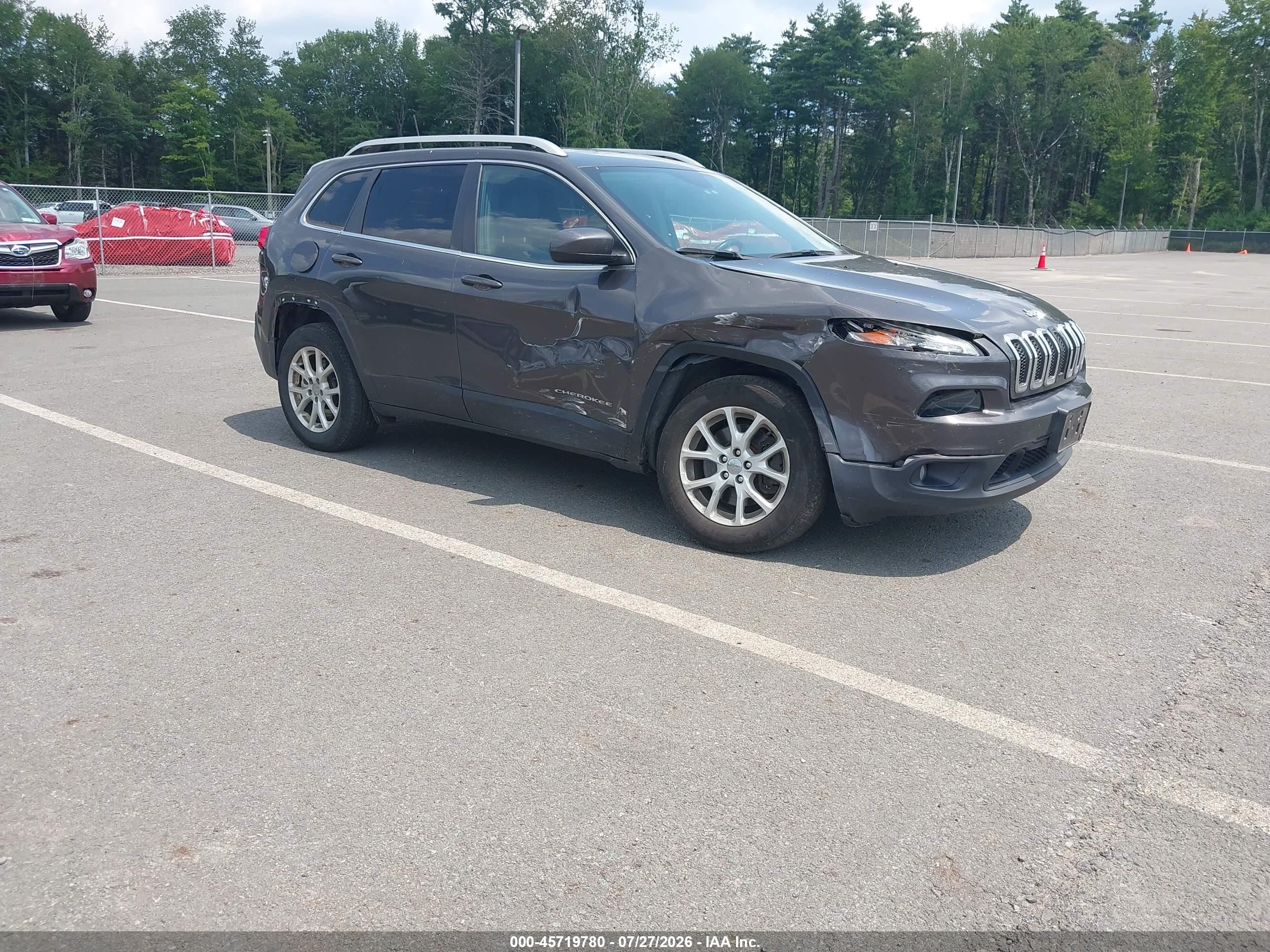 2017 Jeep Cherokee Latitude, VIN 1C4PJMCB3HW601301 — Front end