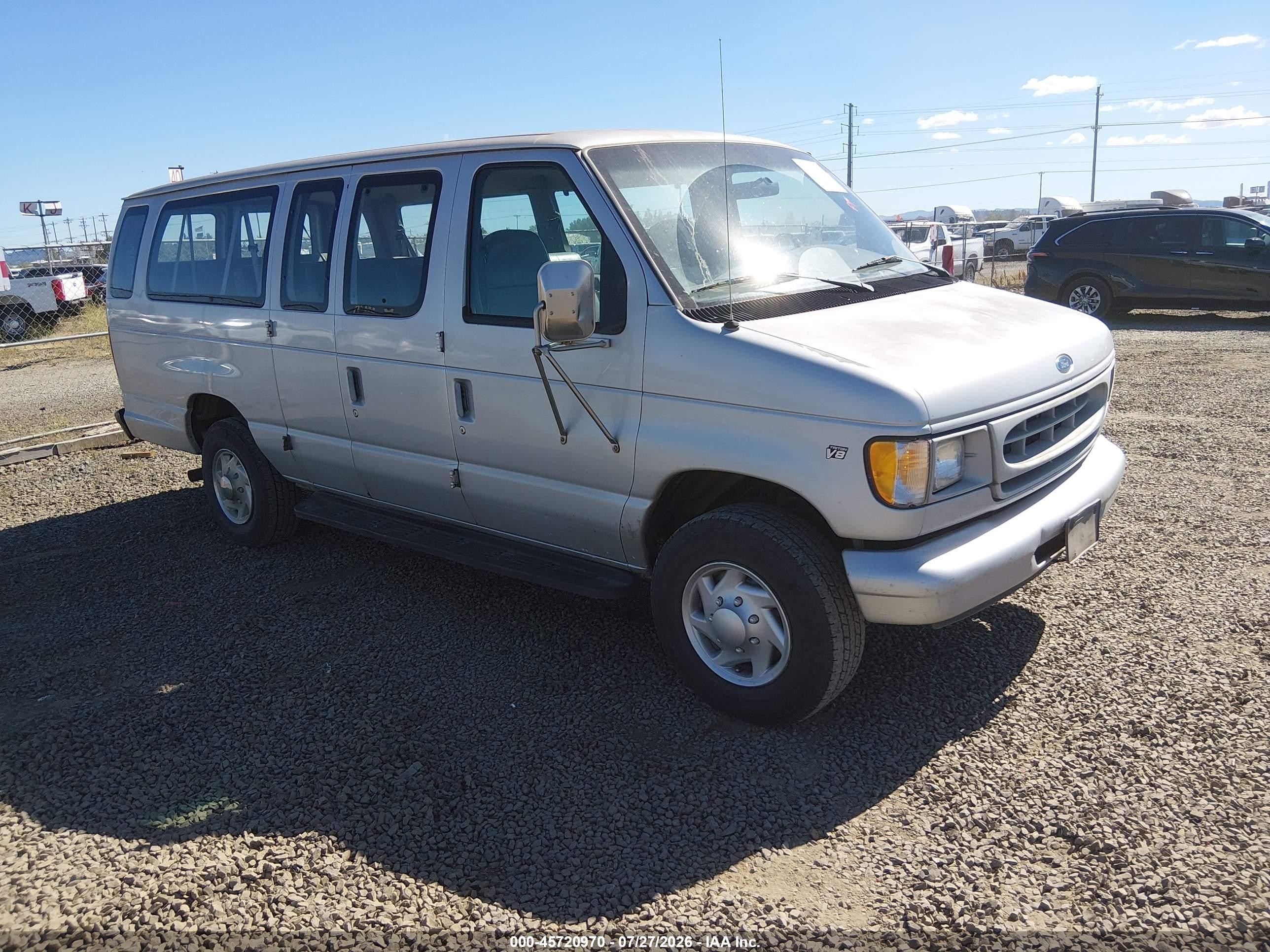 1998 Ford Econoline Wagon XL, VIN 1FBSS31L9WHA83553 — Normal wear