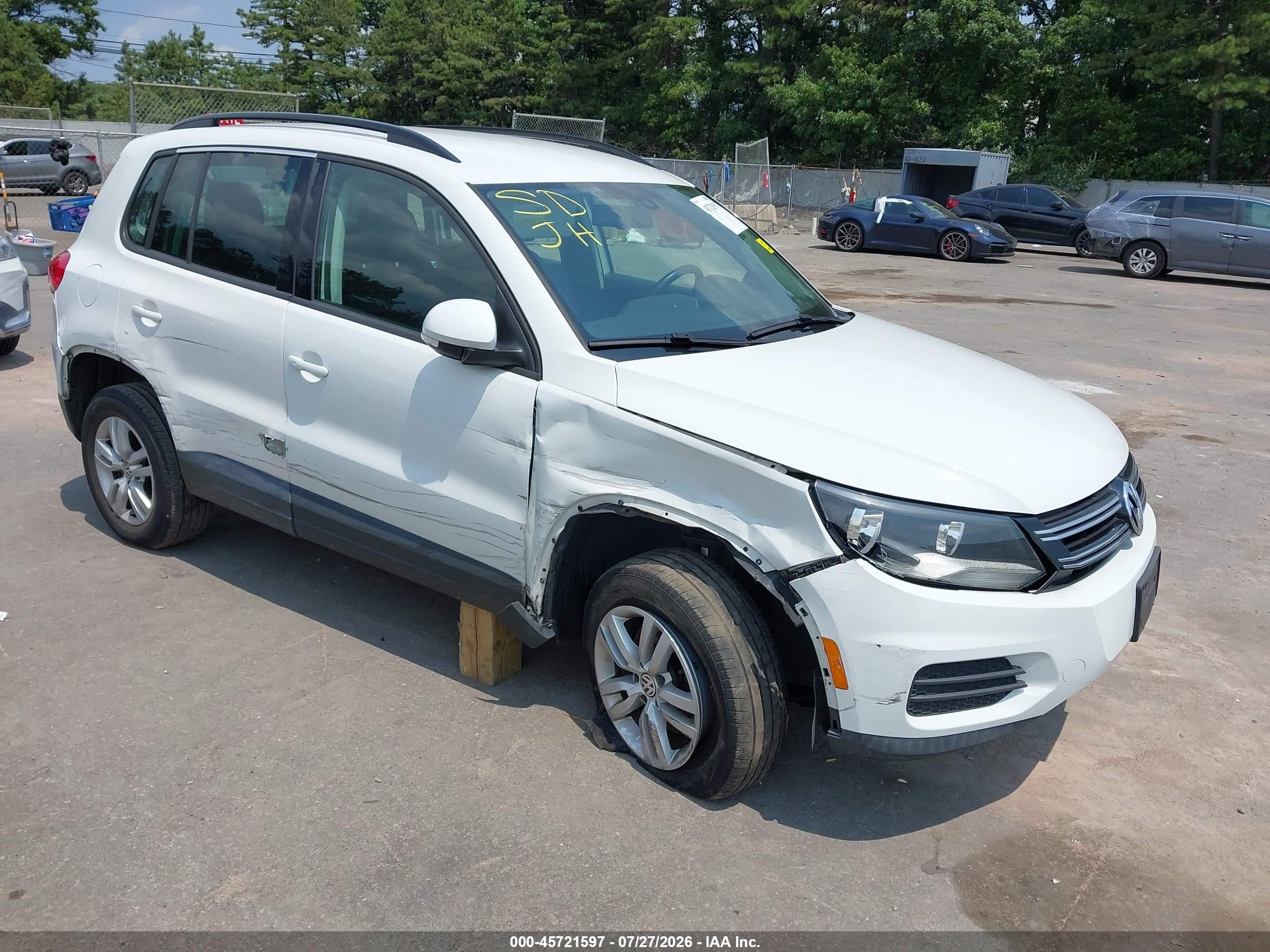 2016 Volkswagen Tiguan SEL, VIN WVGBV7AX2GW558062 — Бок