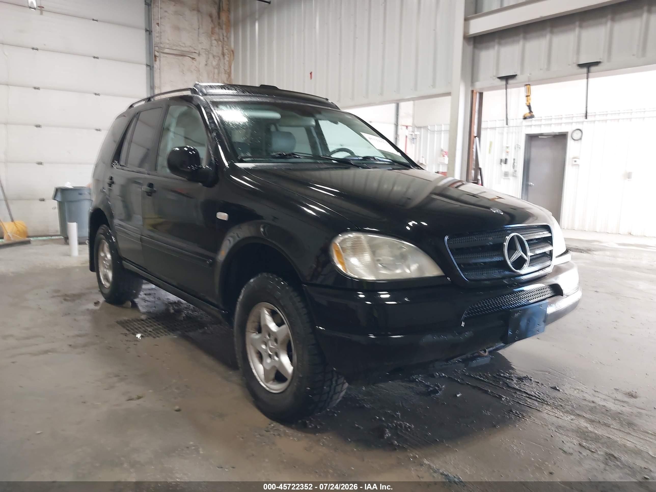 2001 Mercedes-Benz M 320/430/500, VIN 4JGAB54E01A261430 — Rear end