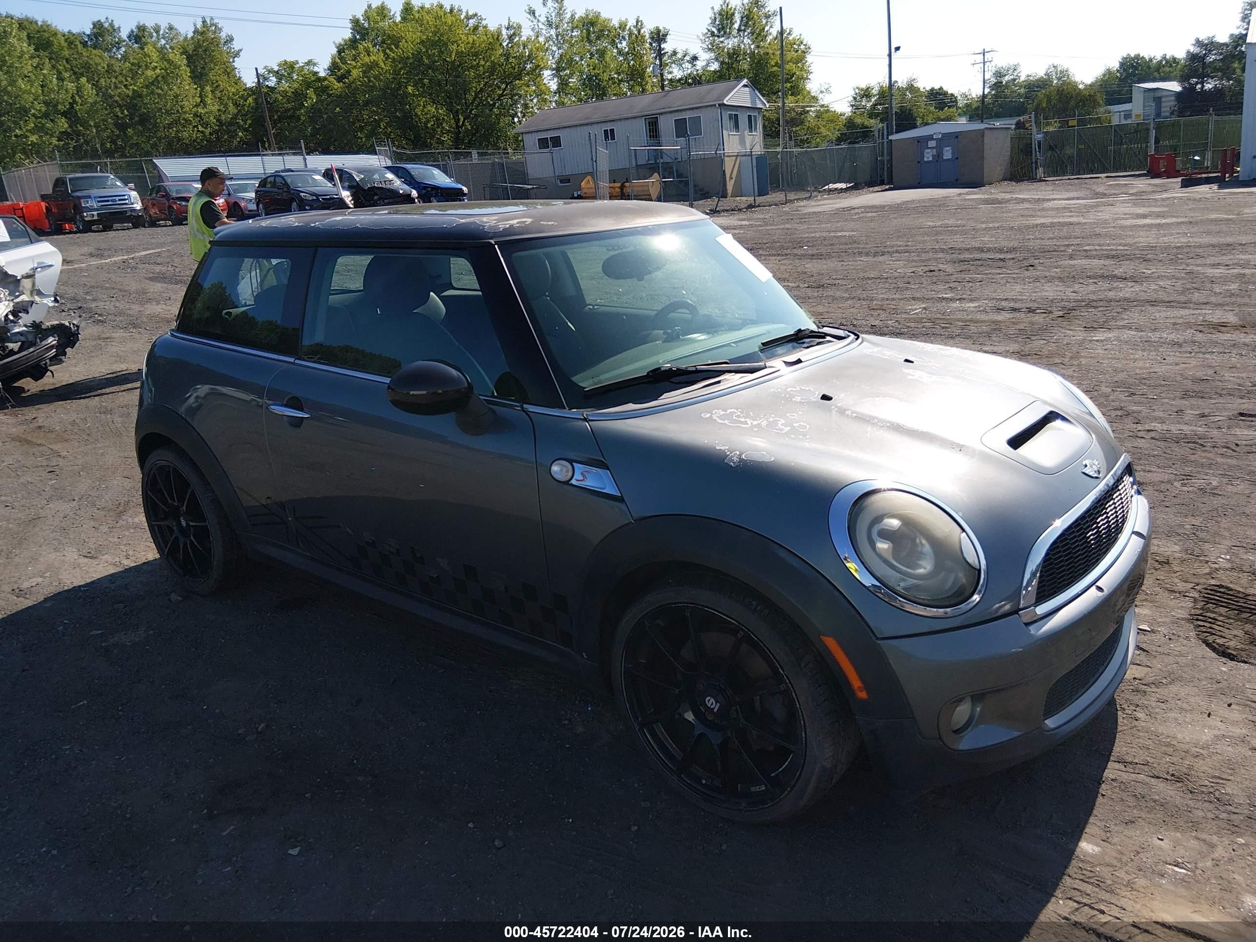 2010 MINI Hardtop S, VIN WMWMF7C57ATZ69937 — Normal wear