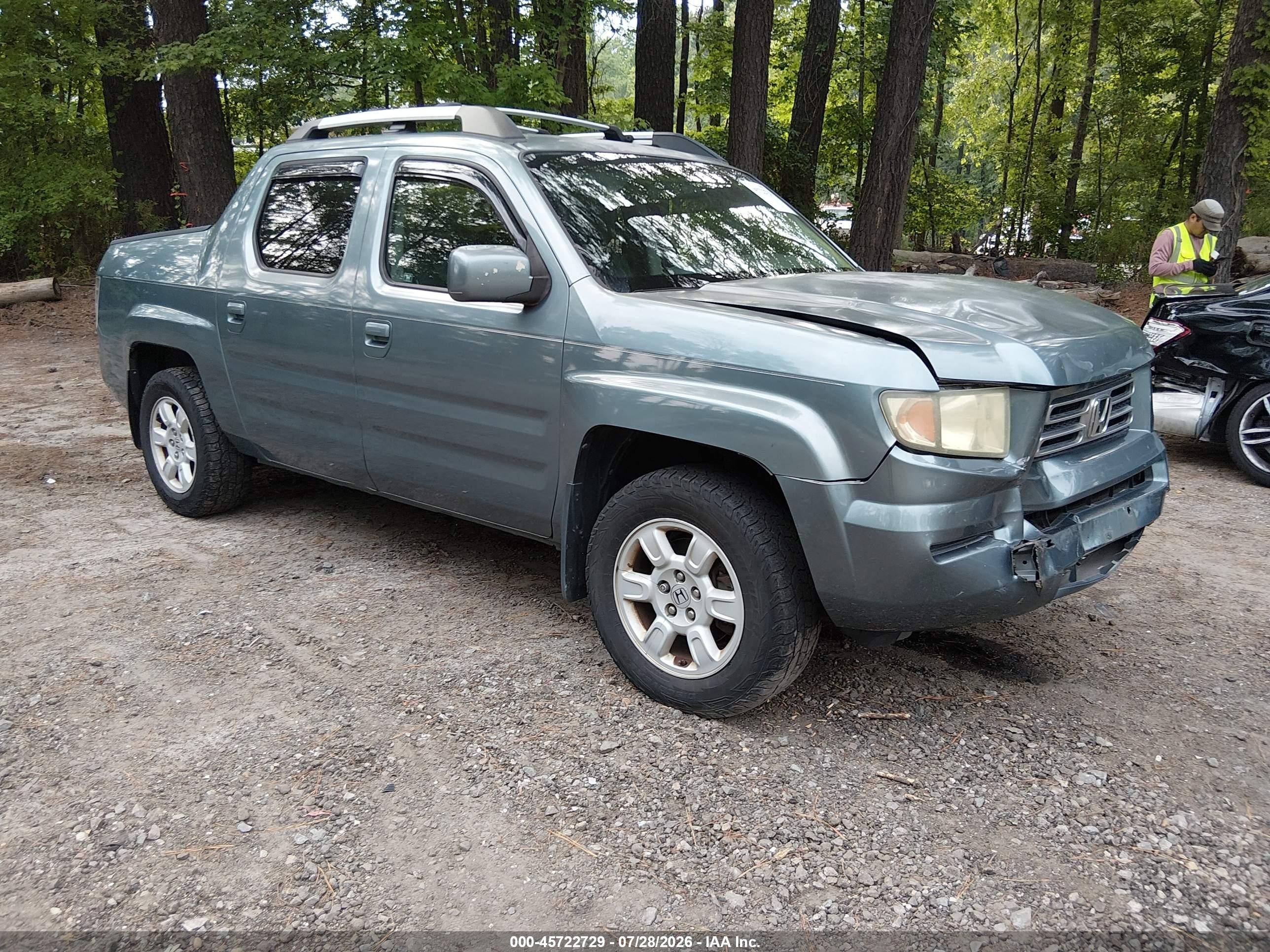 2007 Honda Ridgeline RTS, VIN 2HJYK16487H500437 — Front end
