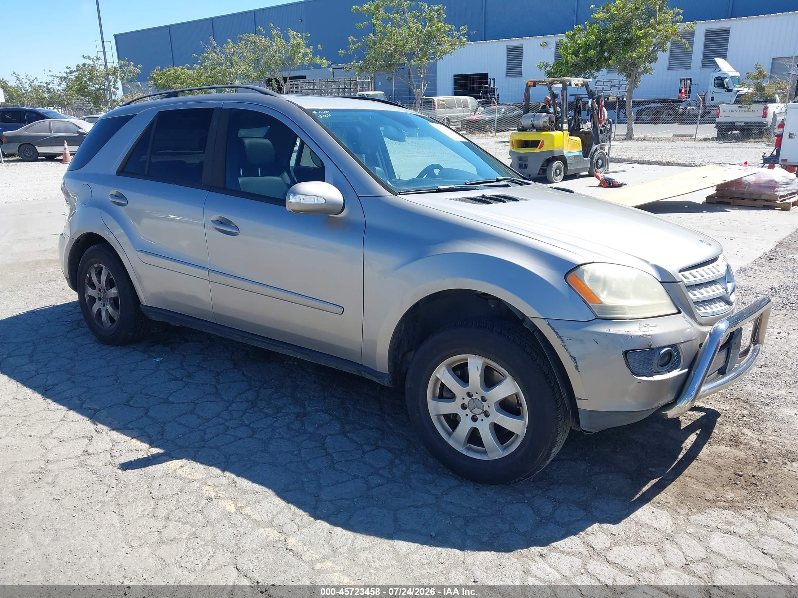 2006 Mercedes-Benz M 350, VIN 4JGBB86E16A016226 — Rear end