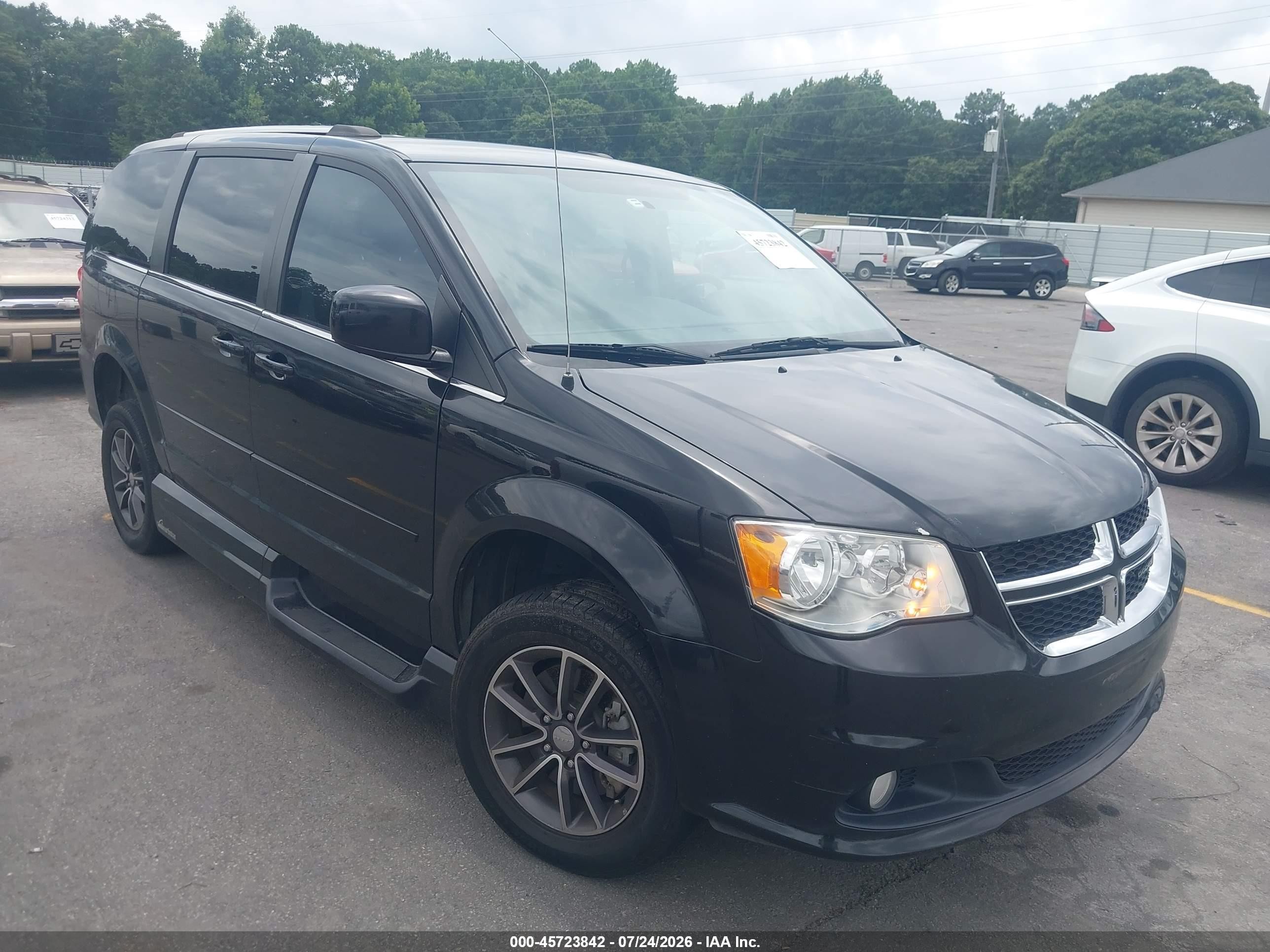 2017 Dodge Grand Caravan SXT, VIN 2C4RDGCG6HR825748 — Normal wear