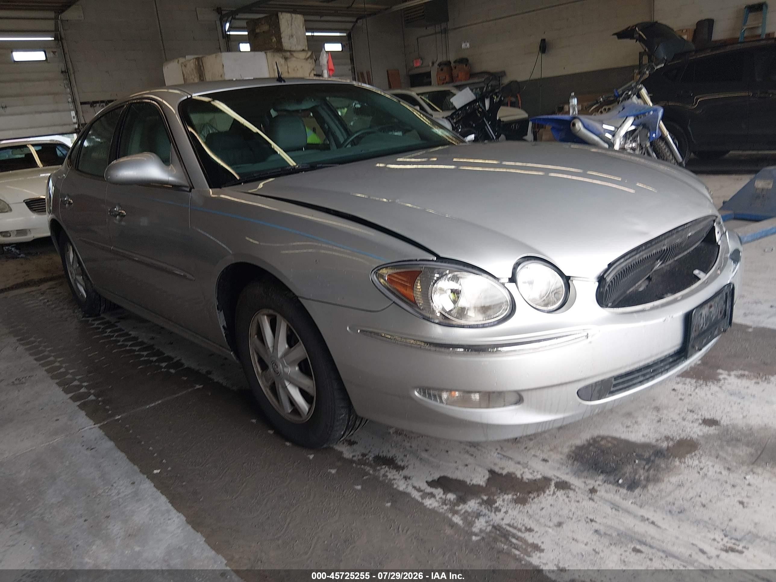 2005 Buick LaCrosse CXL, VIN 2G4WD562351224732 — Перед