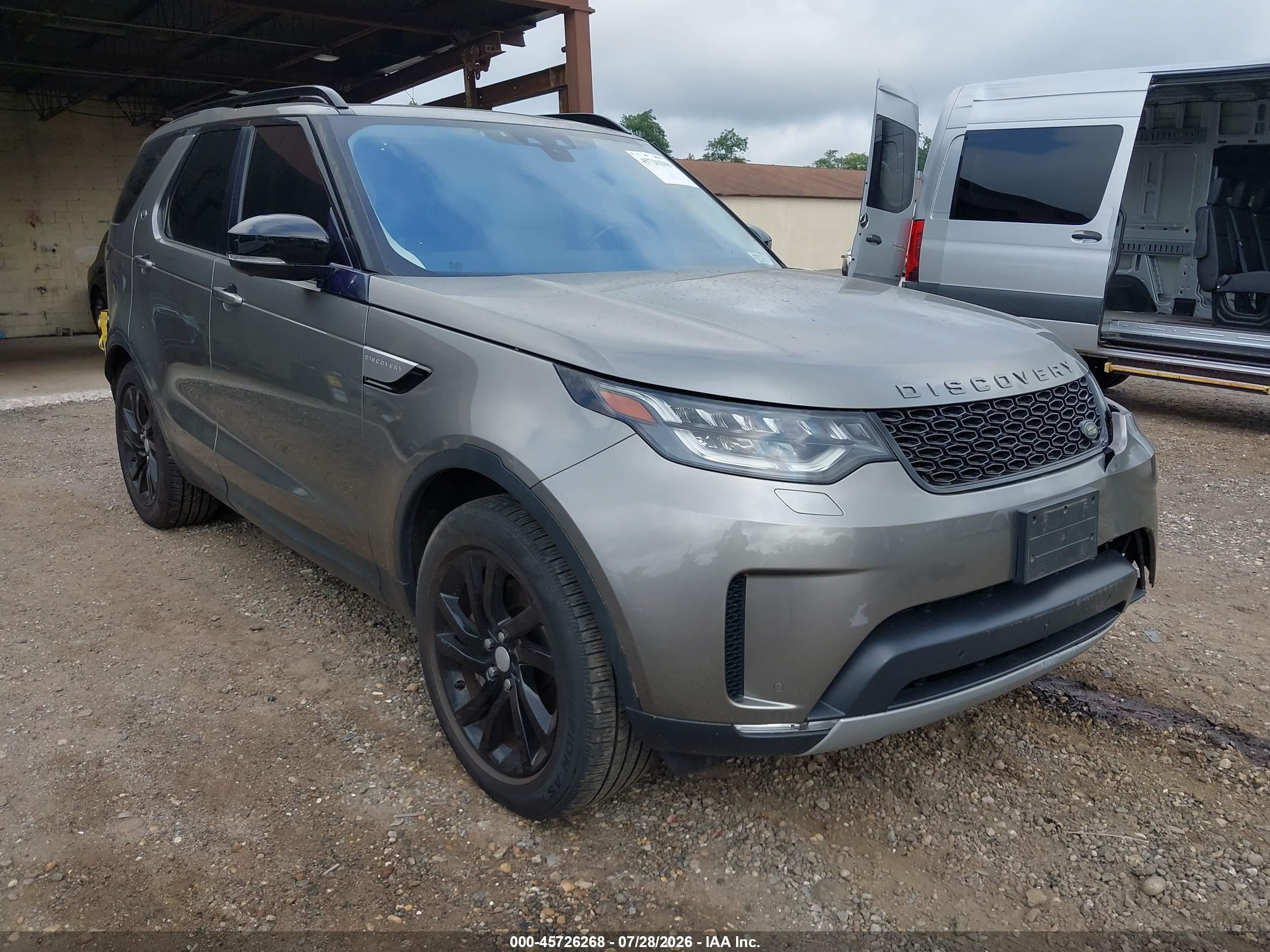 2018 Land Rover Discovery HSE, VIN SALRR2RV9JA053663 — Front end