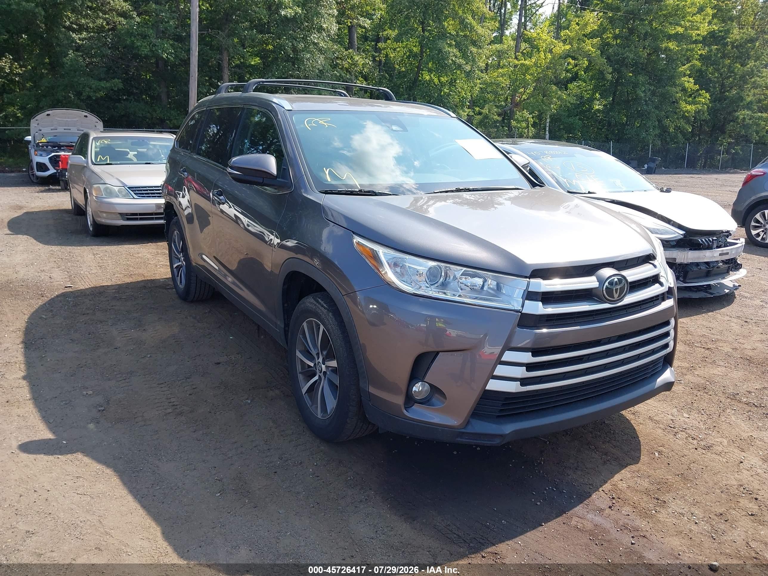 2017 Toyota Highlander XLE, VIN 5TDKZRFH0HS515329 — Зад