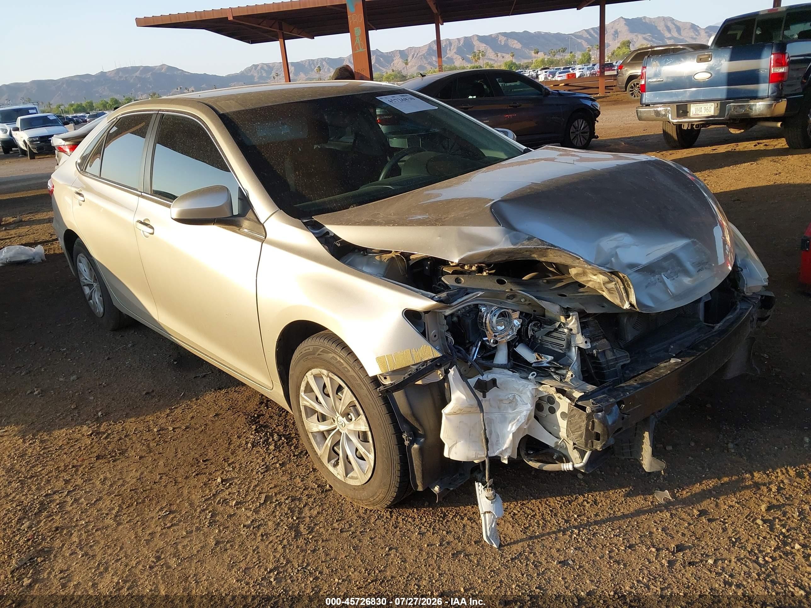 2015 Toyota Camry LE, VIN 4T4BF1FKXFR505410 — Перед