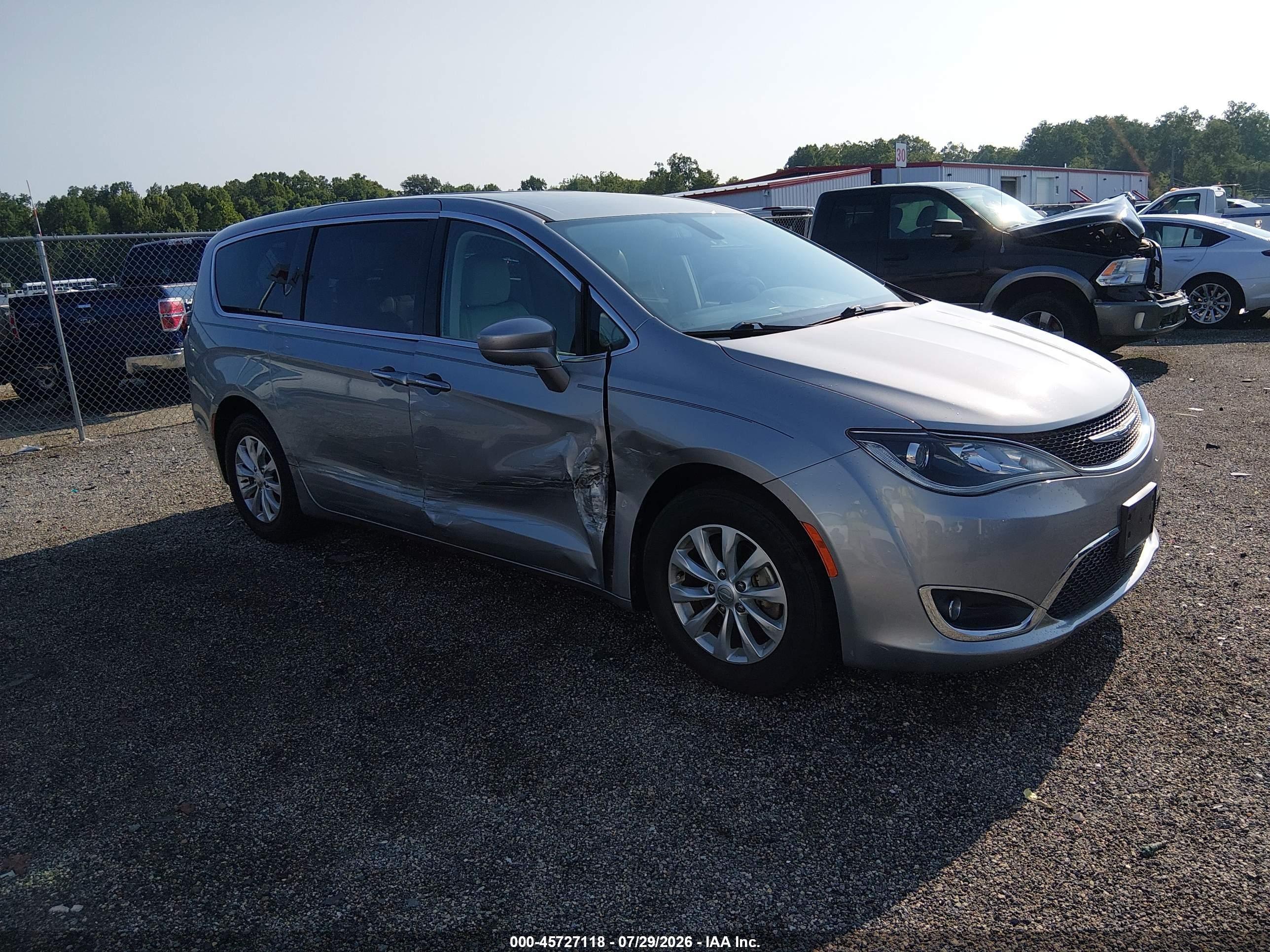 2018 Chrysler Pacifica Touring Plus, VIN 2C4RC1FG1JR163420 — Side