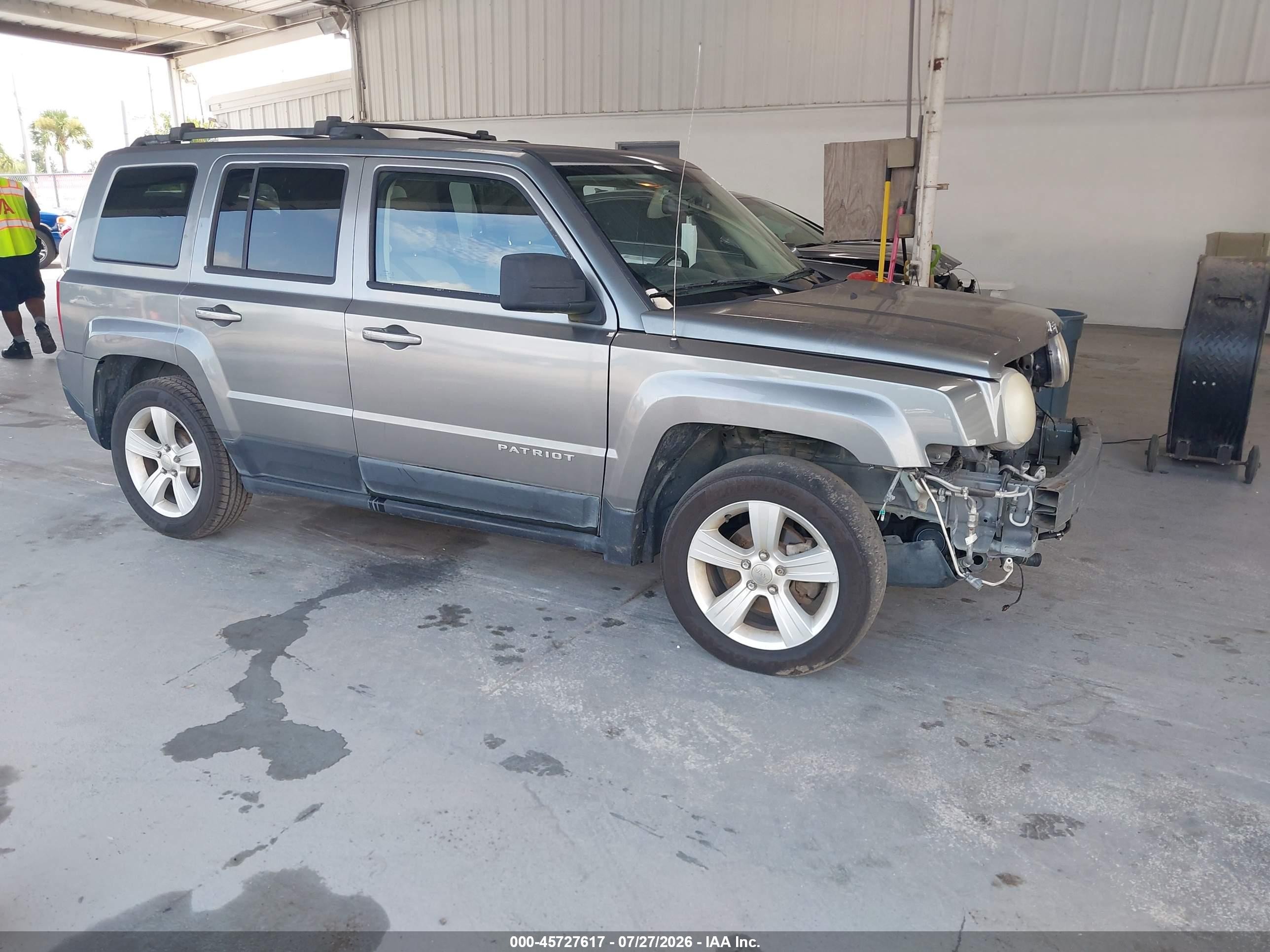 2014 Jeep Patriot Latitude, VIN 1C4NJPFB3ED529625 — Front end
