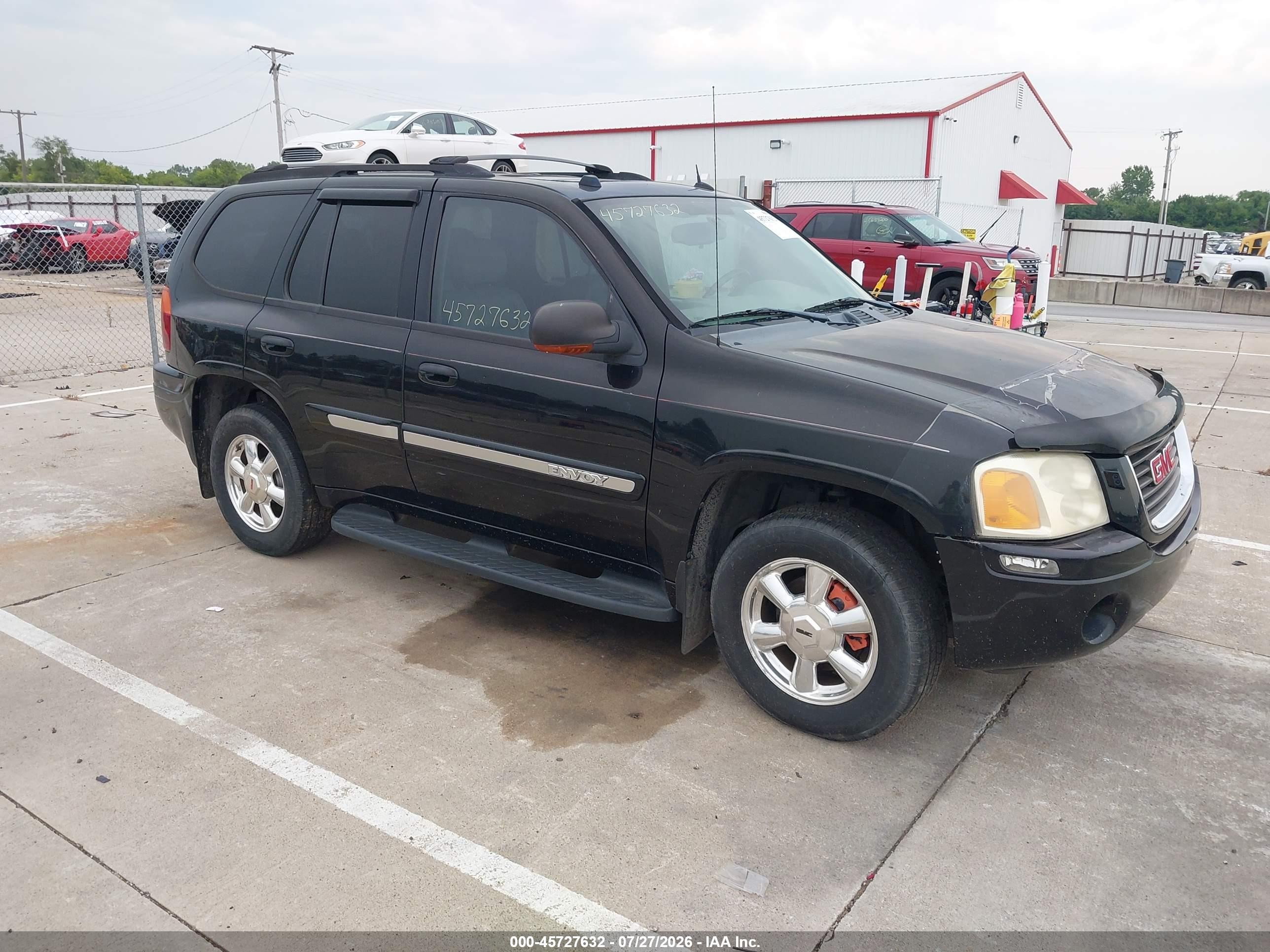 2005 GMC Envoy SLE, VIN 1GKDS13S952221305 — Front end