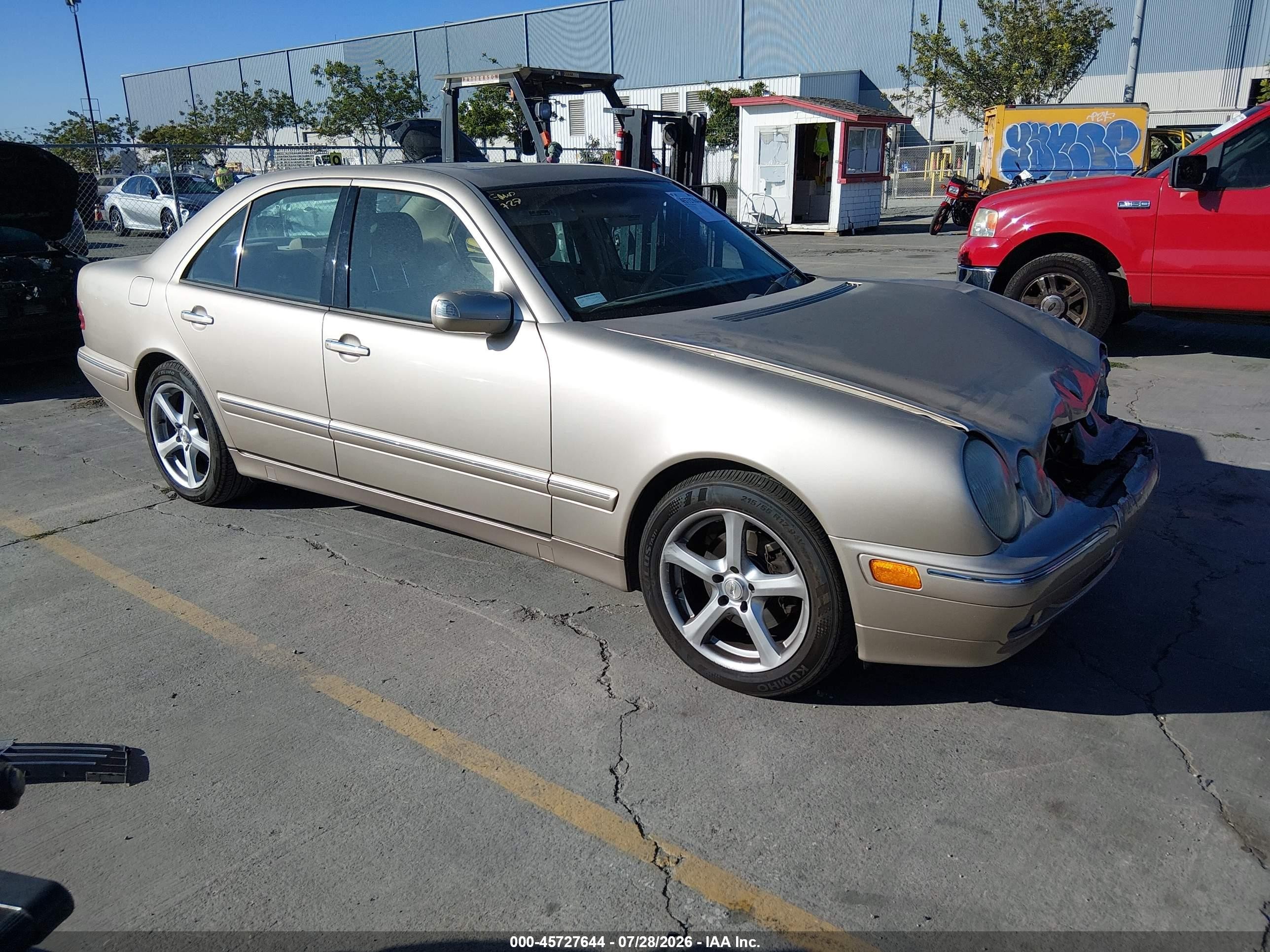 2000 Mercedes-Benz E 320, VIN WDBJF65J5YB089411 — Front end