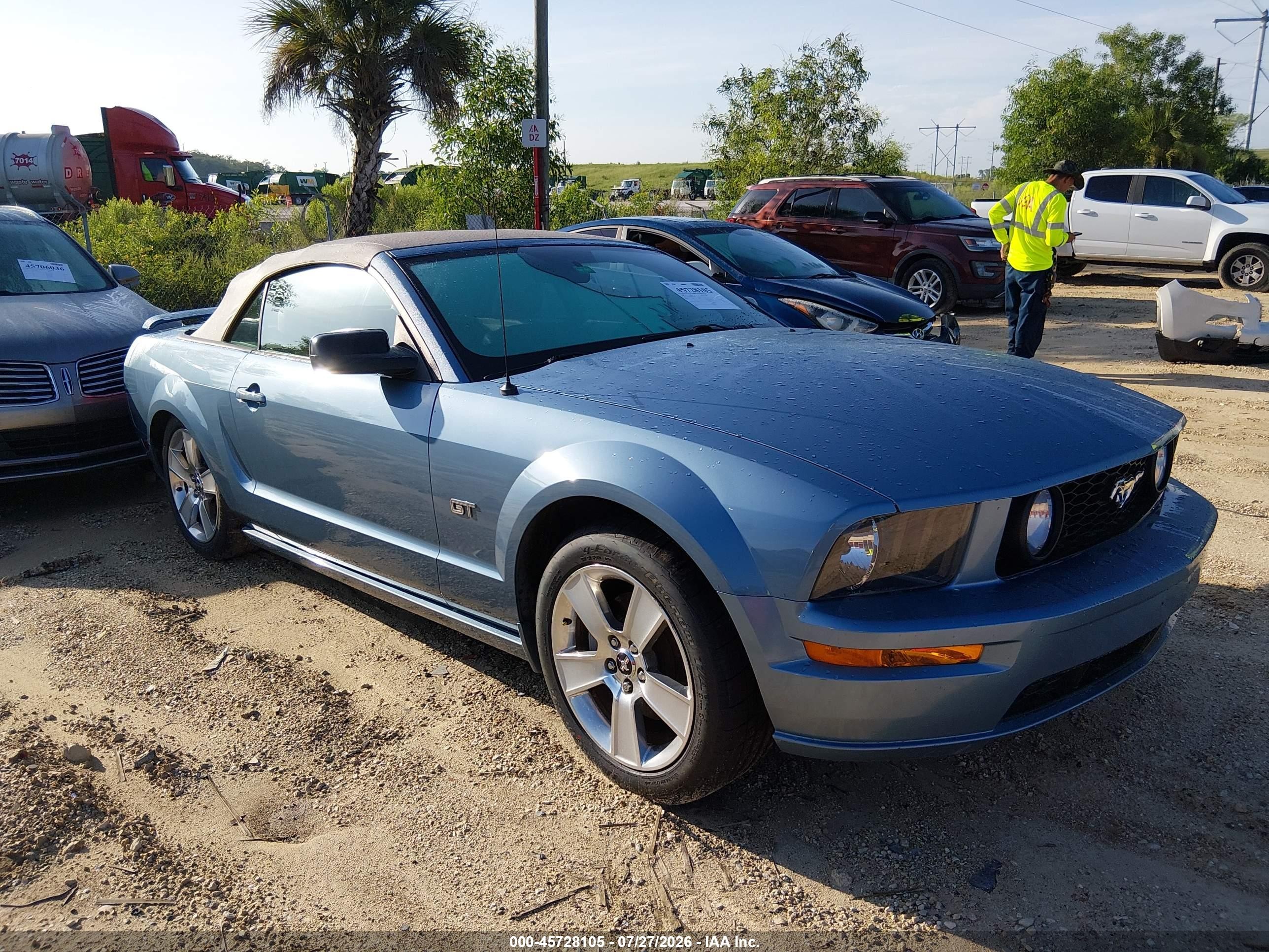 2006 Ford Mustang GT Deluxe, VIN 1ZVHT85H665252562 — Side