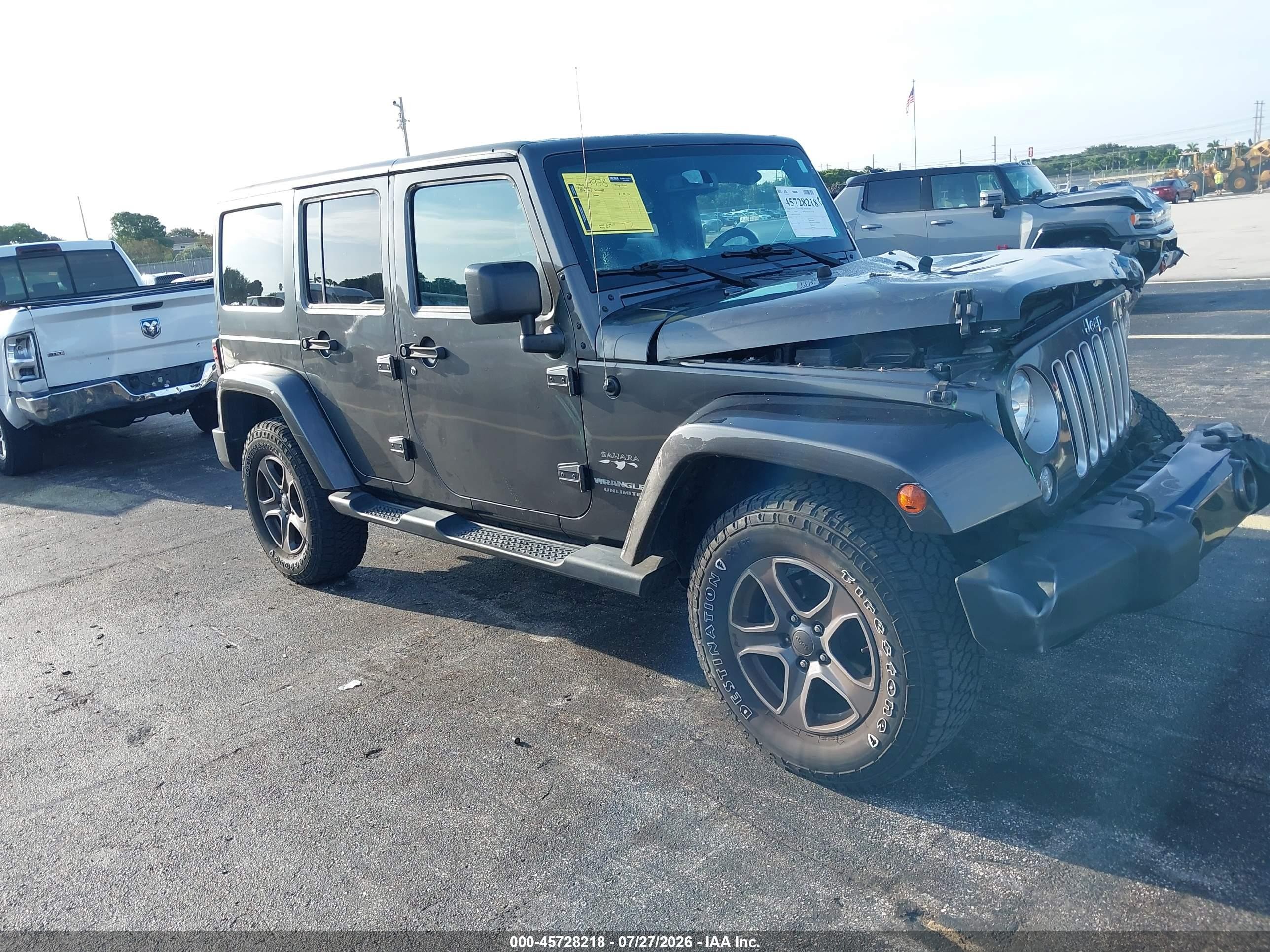 2016 Jeep Wrangler Unlimited Sahara, VIN 1C4BJWEG9GL303589 — Перед