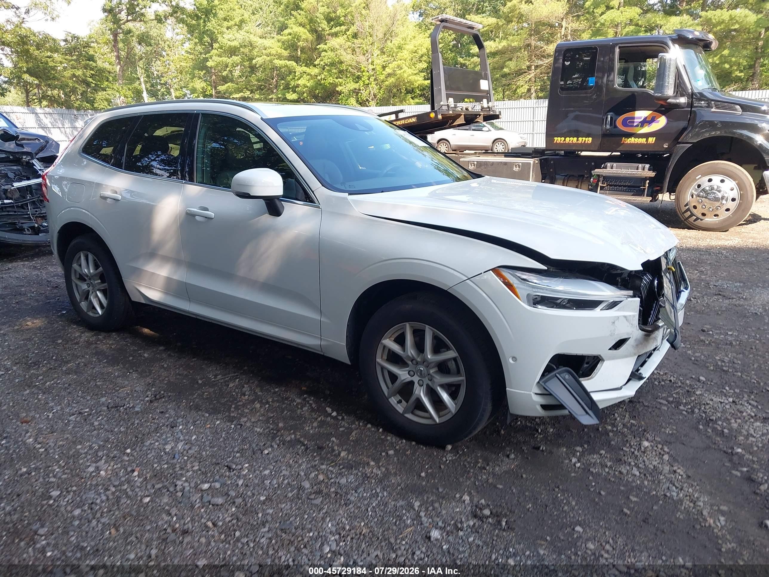 2019 Volvo XC60 Momentum, VIN LYV102RK1KB325900 — Перед