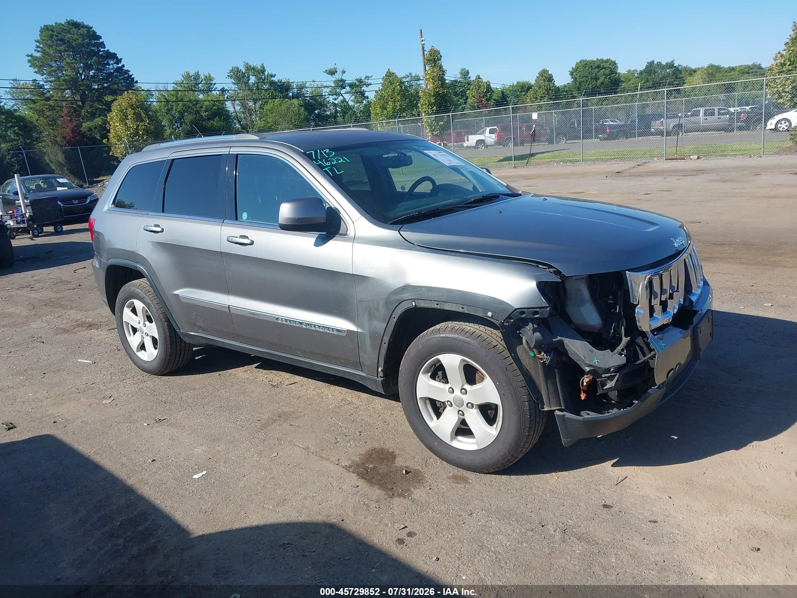2013 Jeep Grand Cherokee Laredo, VIN 1C4RJFAG6DC542498 — Front end
