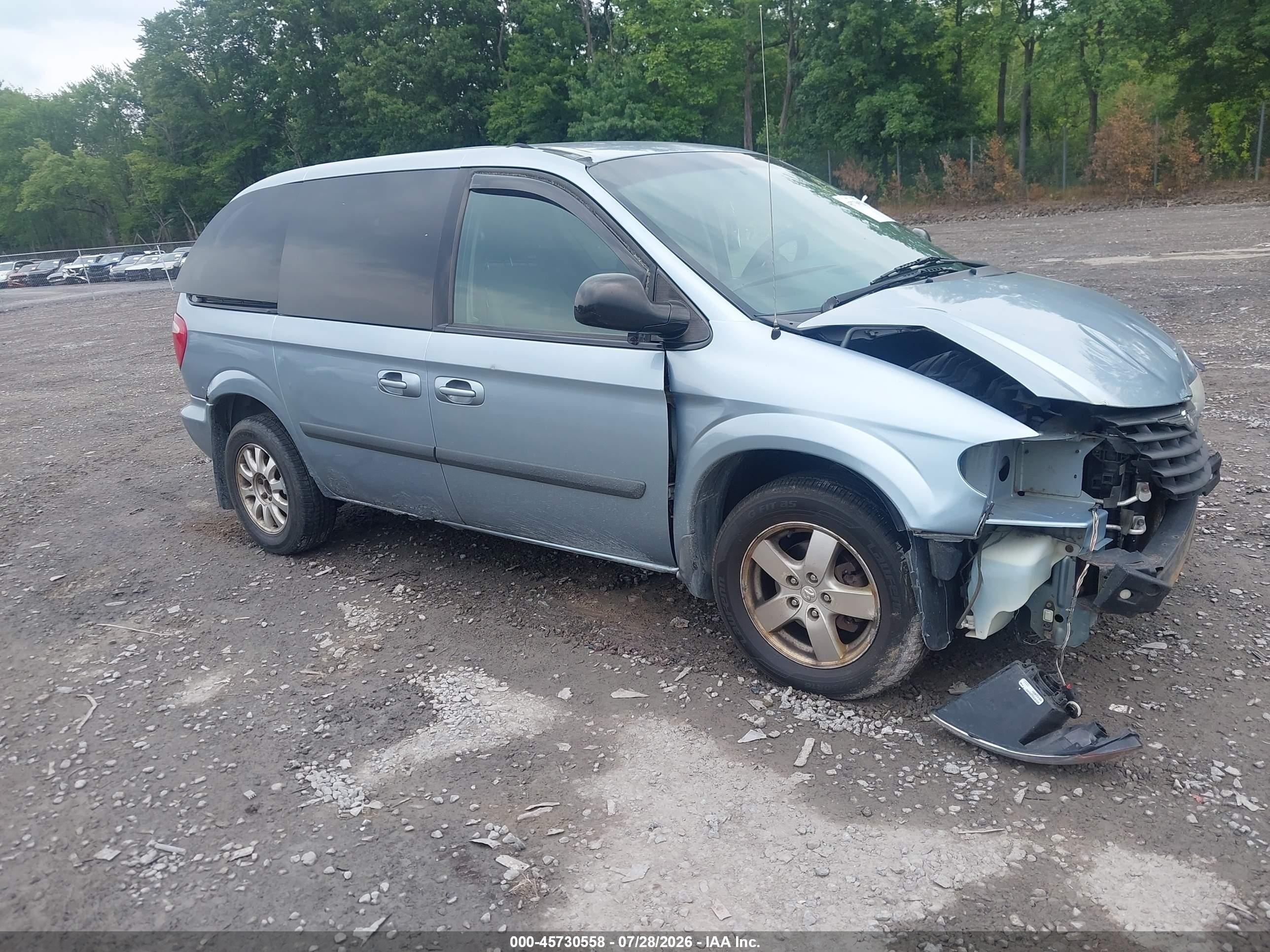 2005 Chrysler Town & Country, VIN 1C4GP45R05B282466 — Front end