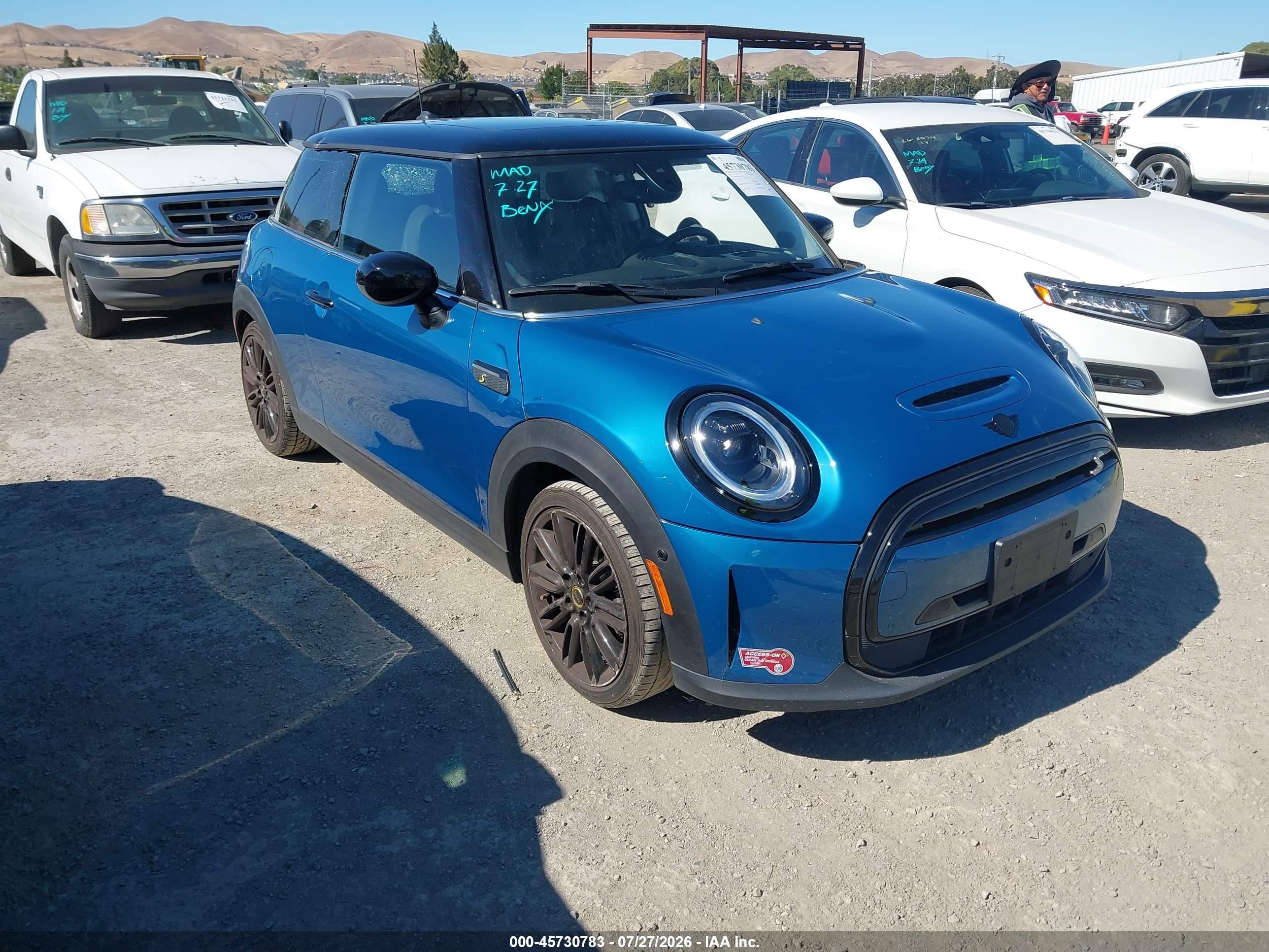 2024 MINI Hardtop Cooper SE, VIN WMW13DJ08R2V12296 — Side