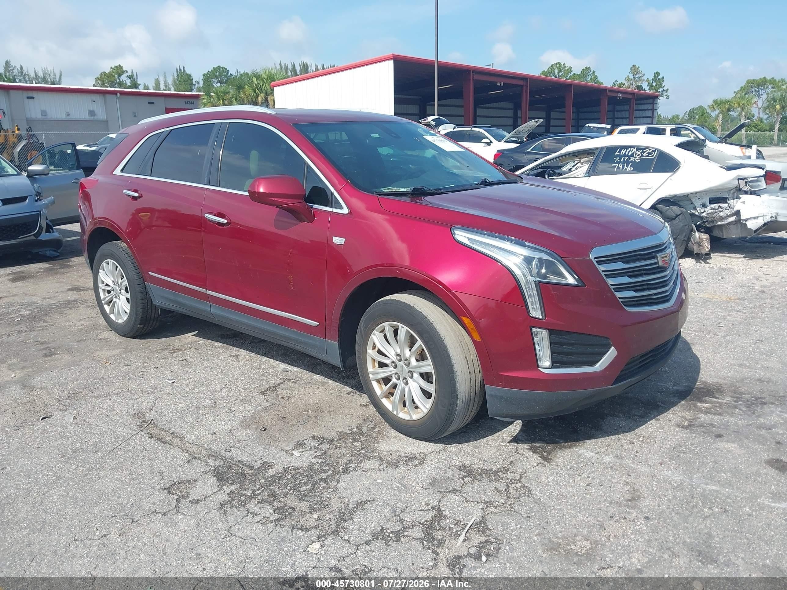 2017 Cadillac XT5 FWD, VIN 1GYKNARSXHZ218808 — Side