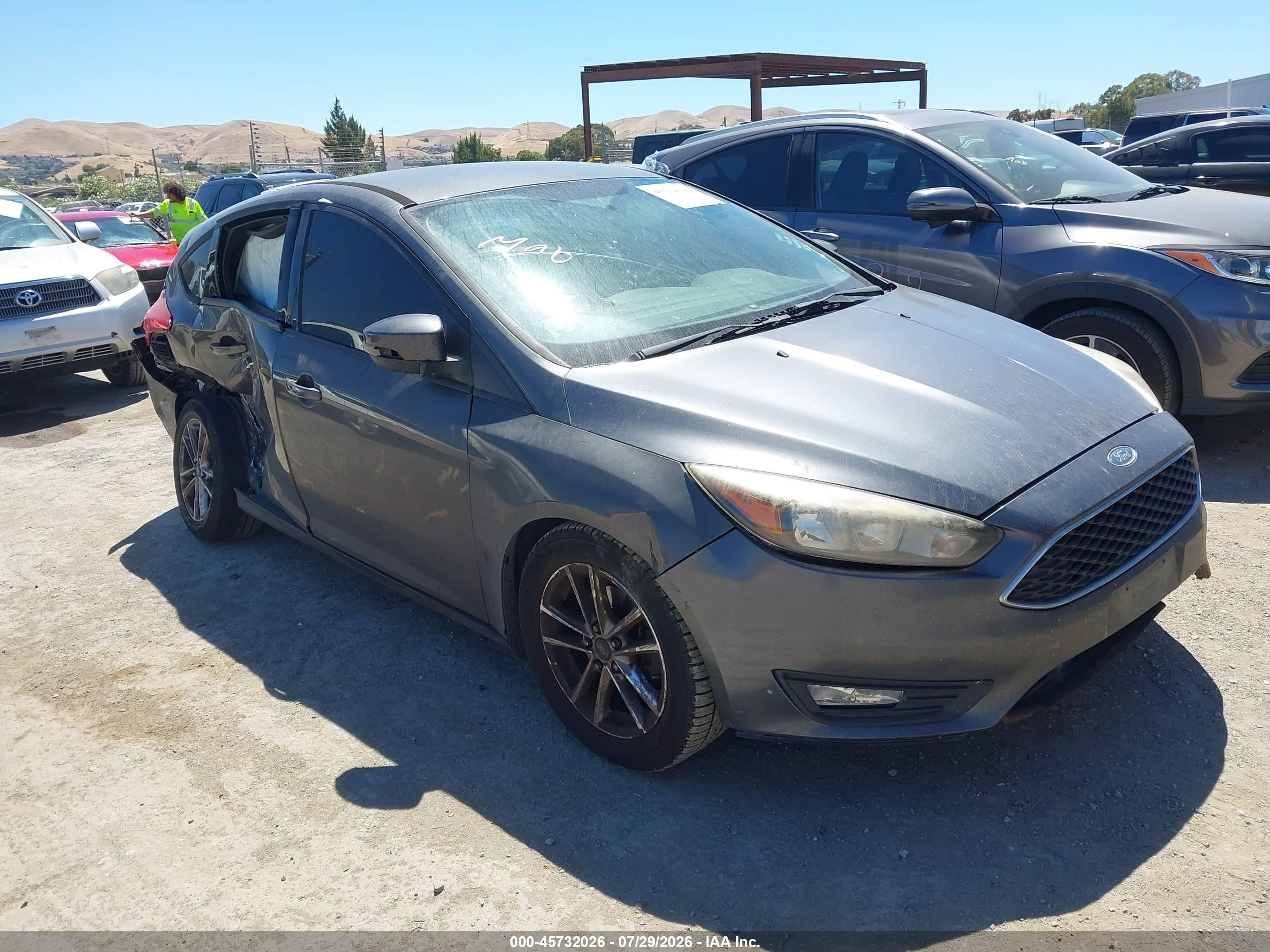 2015 Ford Focus SE, VIN 1FADP3K26FL351036 — Normal wear
