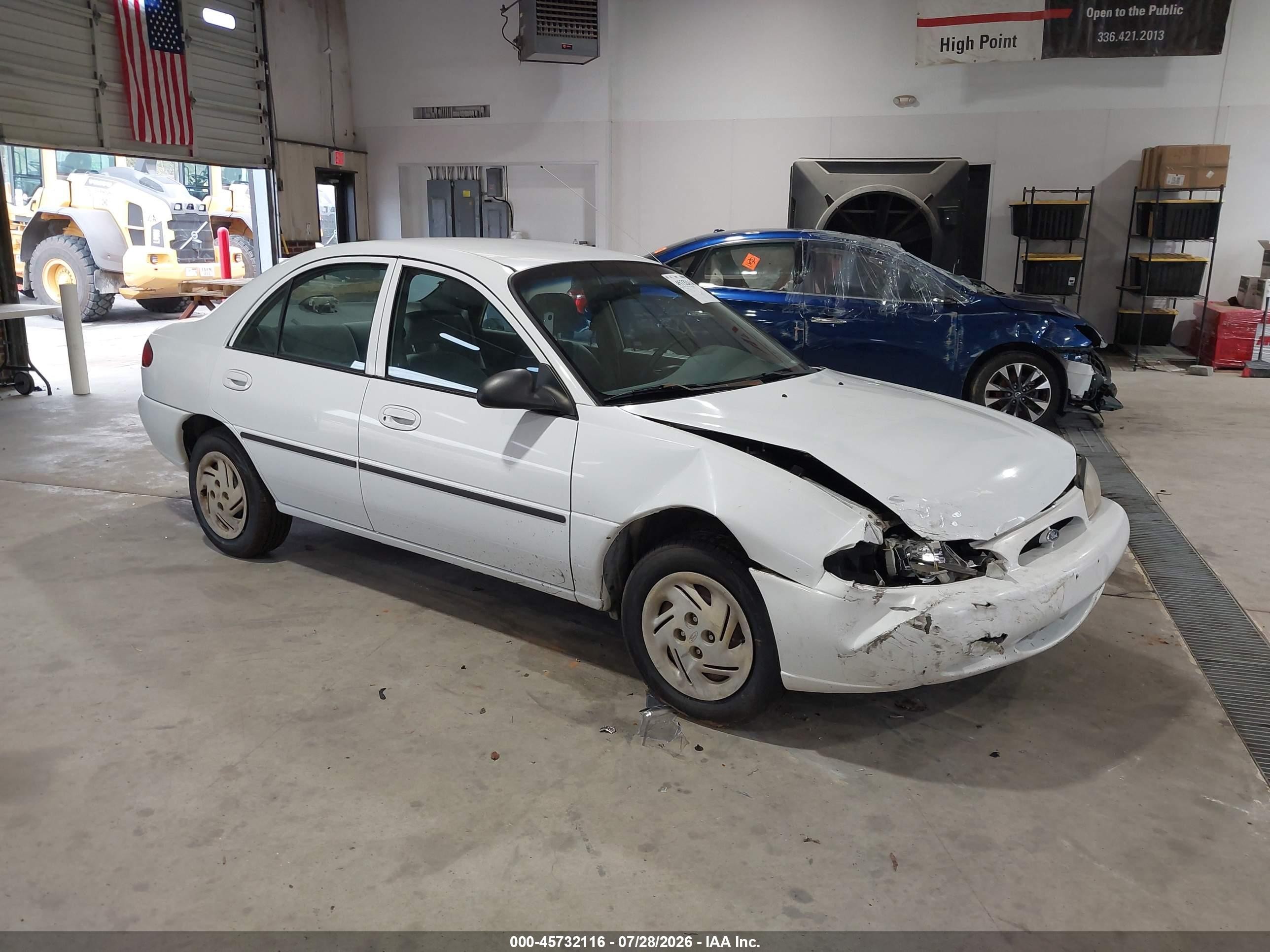 1999 Ford Escort LX, VIN 1FAFP10P4XW179164 — Перед