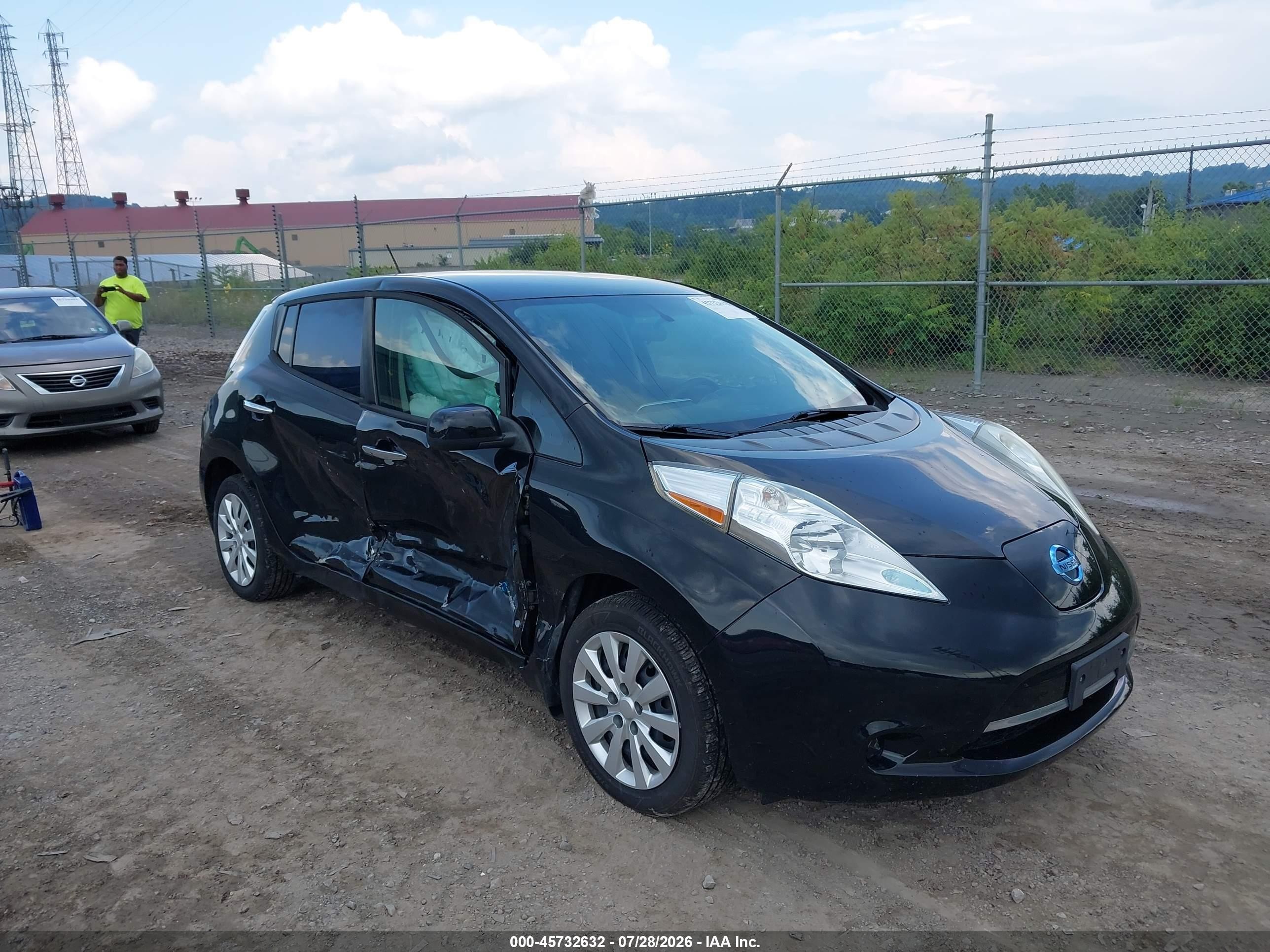2016 Nissan LEAF S, VIN 1N4AZ0CP0GC310909 — Side