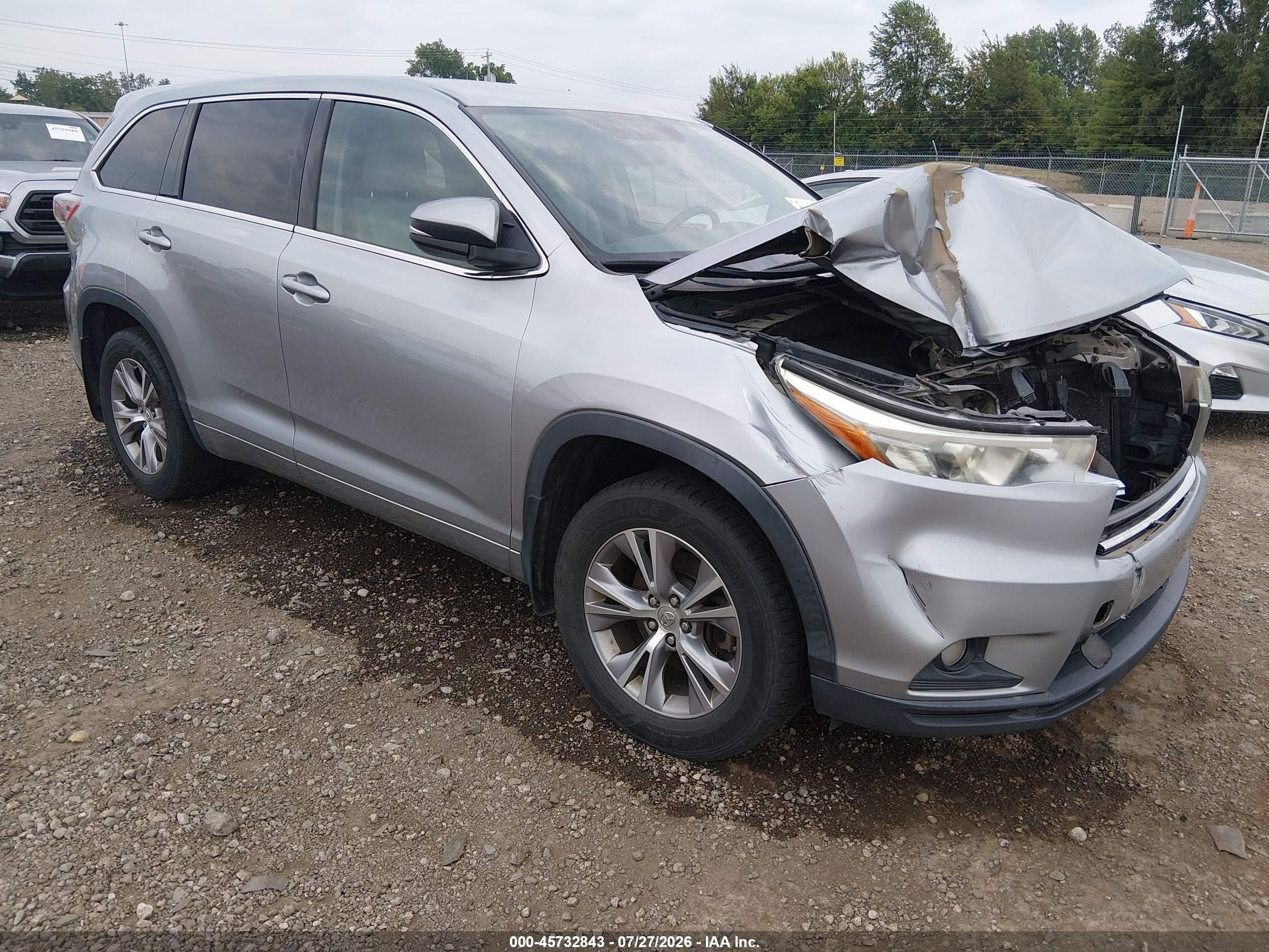 2015 Toyota Highlander LE Plus, VIN 5TDBKRFH5FS161714 — Front end