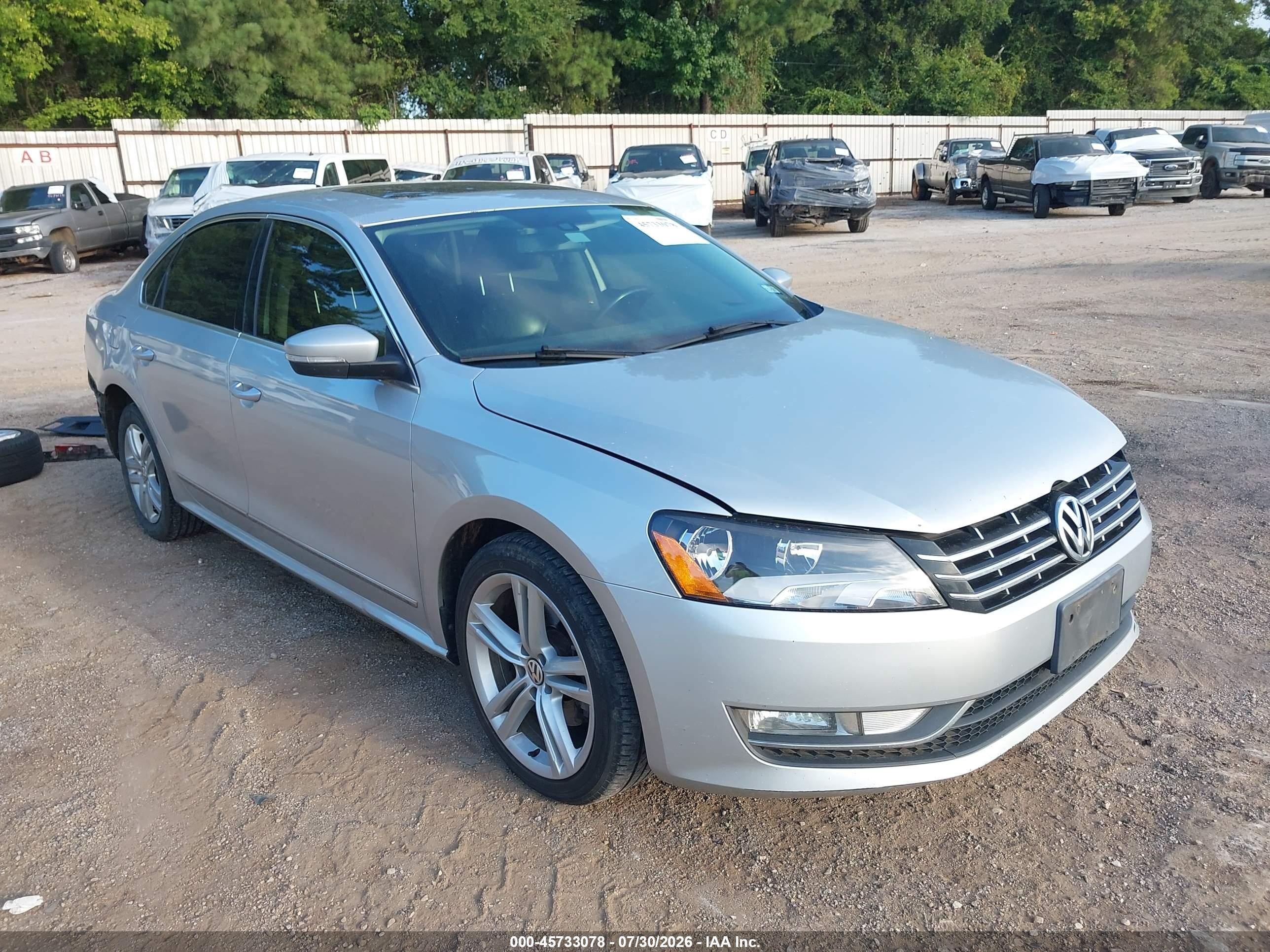 2014 Volkswagen Passat SEL Premium, VIN 1VWCN7A39EC058241 — Зад
