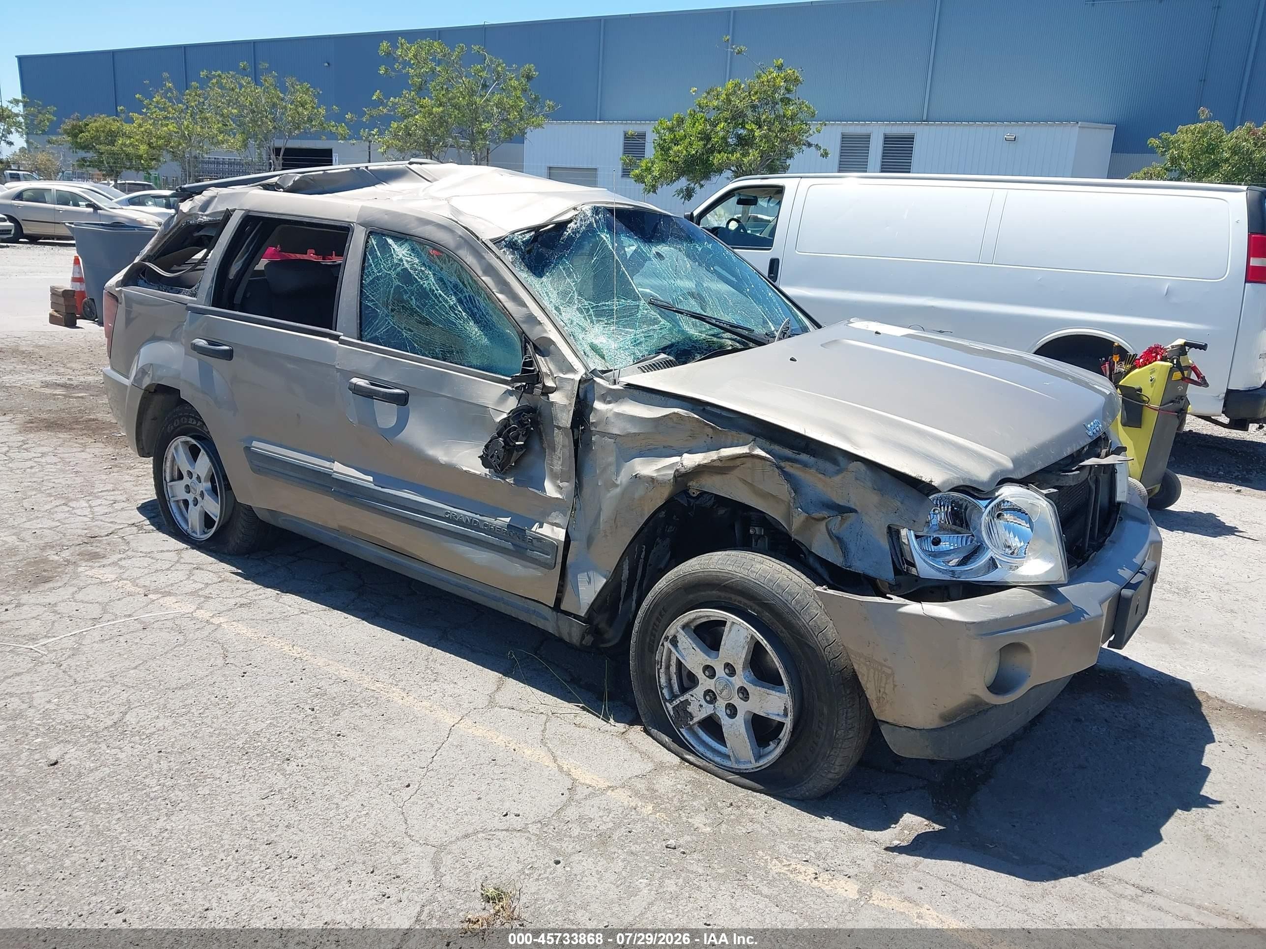 2005 Jeep Grand Cherokee Laredo, VIN 1J4GS48K05C526389 — Rollover