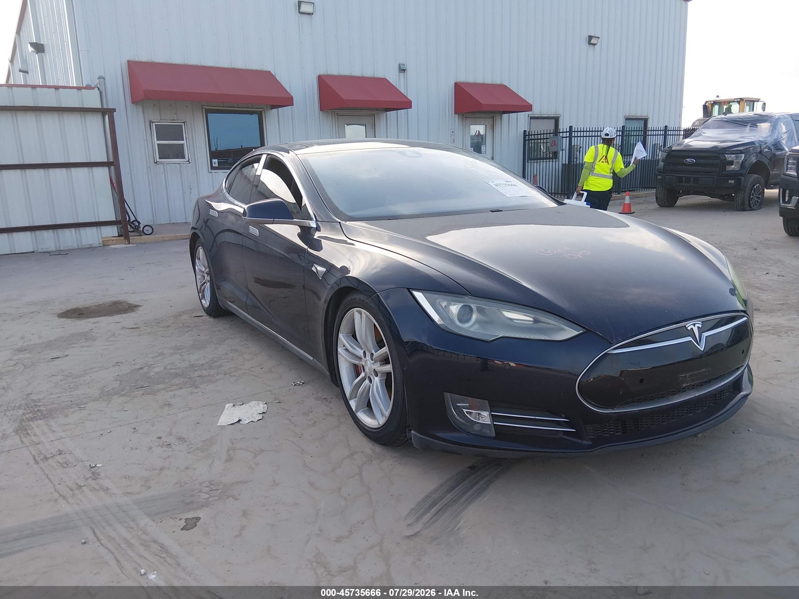 2015 Tesla Model S 85D, VIN 5YJSA4H43FF081087 — Зад