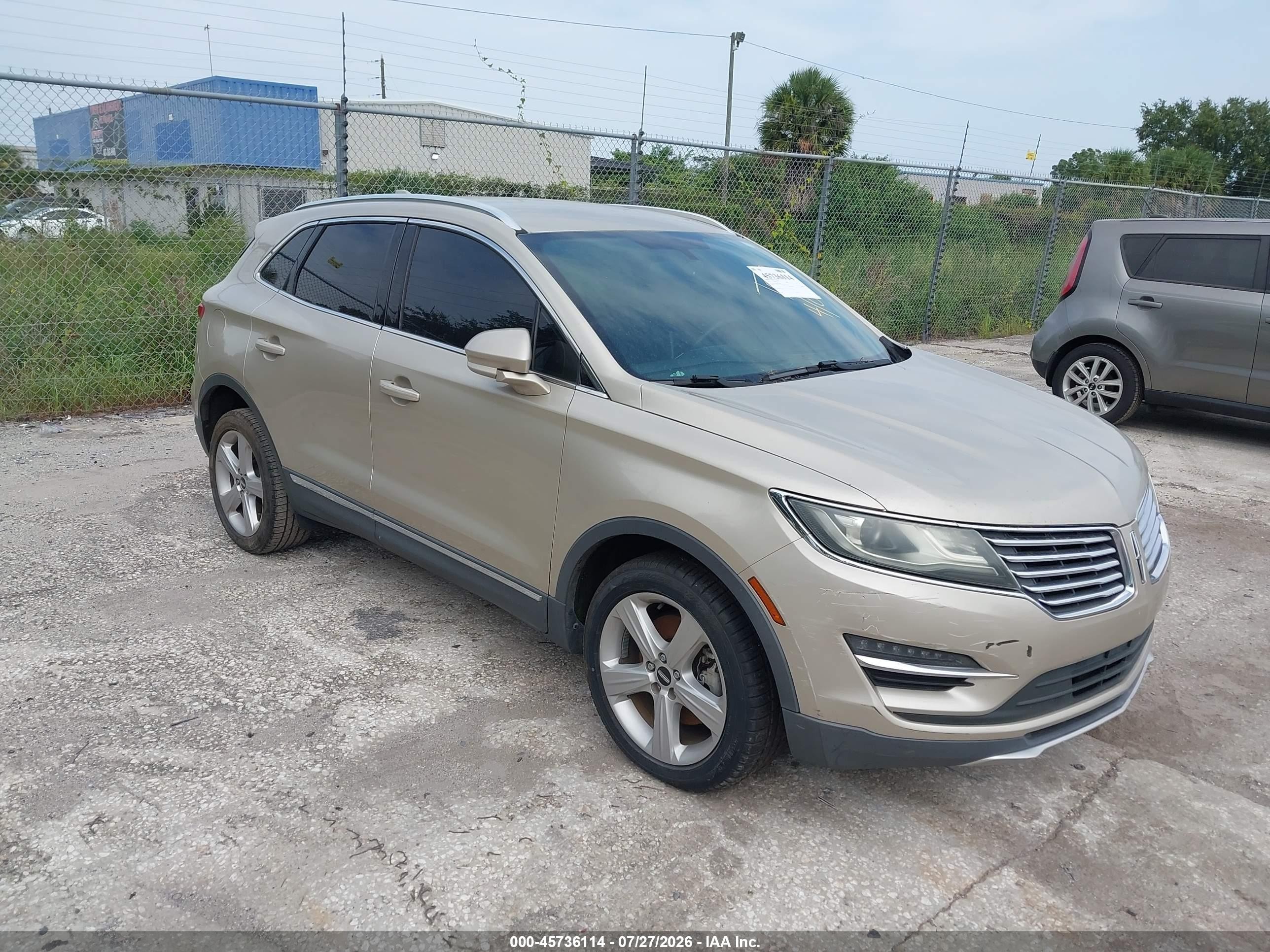 2017 Lincoln MKC Premiere, VIN 5LMCJ1C96HUL70358 — Front end